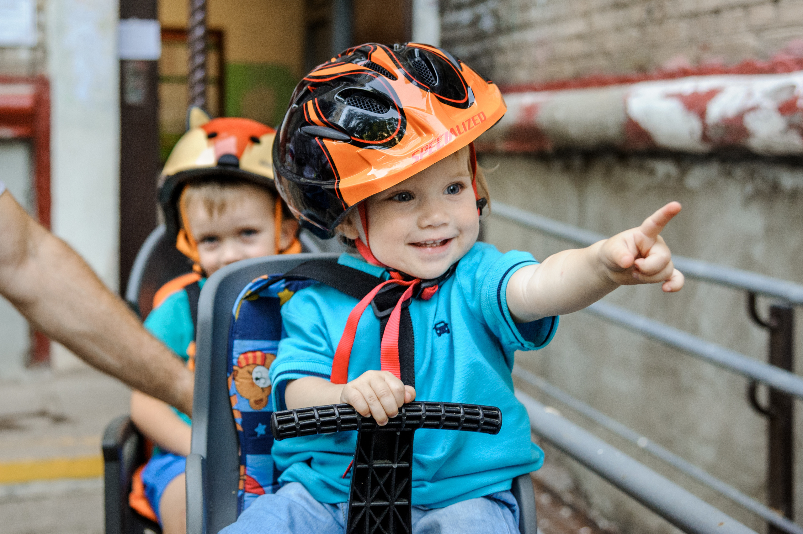 Спортивная семейная фотосессия в парке. Семейный фотограф в Москве Елена Снегирева