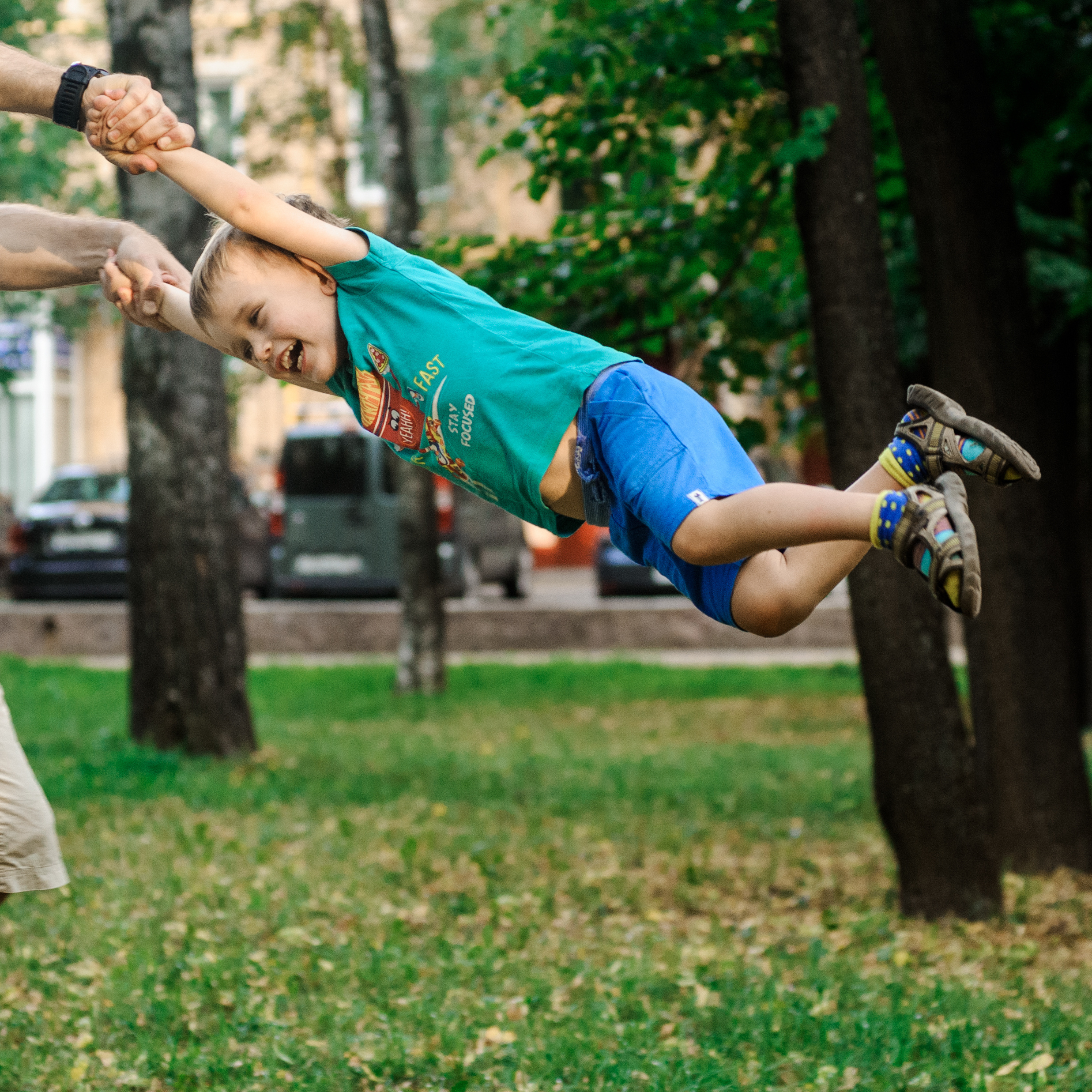 Спортивная семейная фотосессия в парке. Семейный фотограф в Москве Елена Снегирева