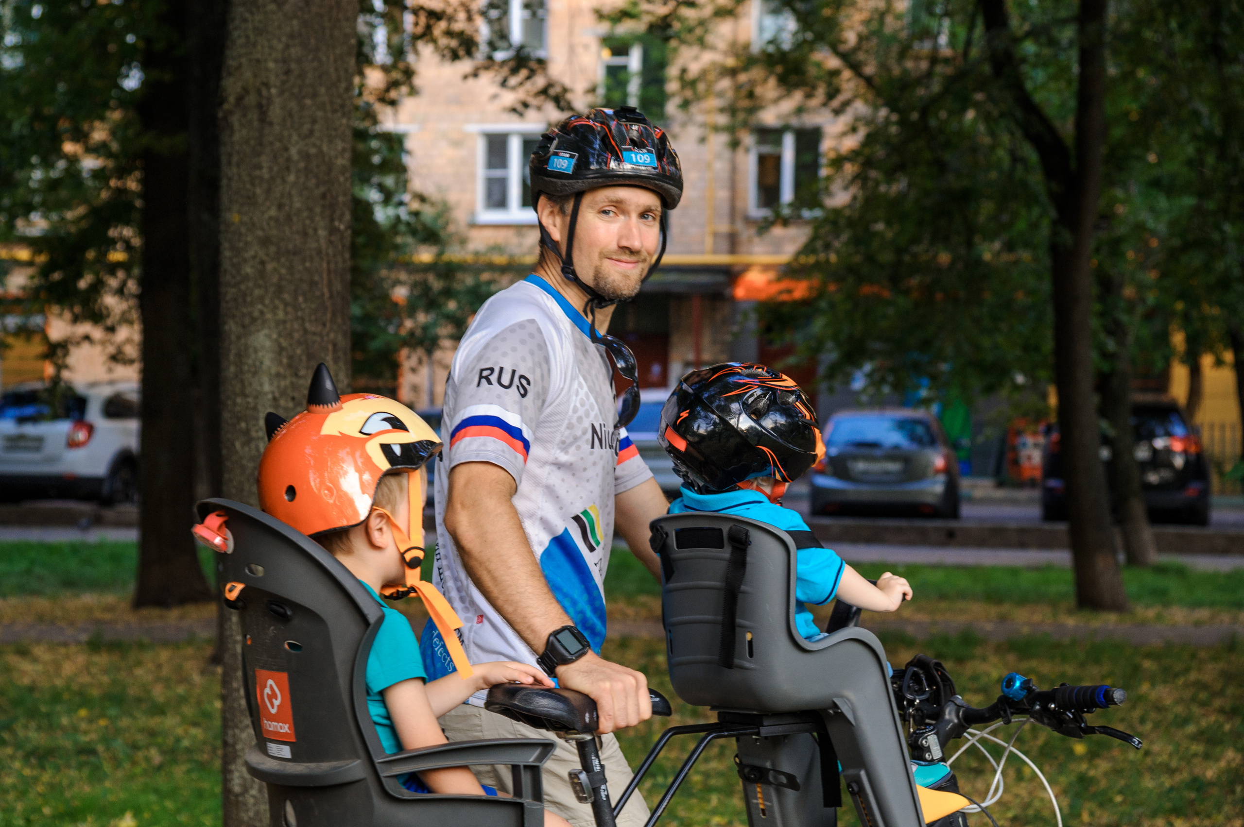 Спортивная семейная фотосессия в парке. Семейный фотограф в Москве Елена Снегирева