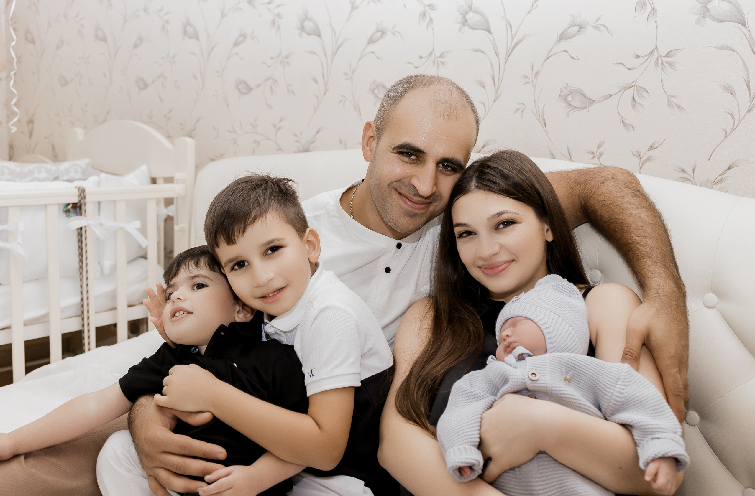 Столько теплоты в этом фото, когда глава семьи так нежно обнимает супругу.
