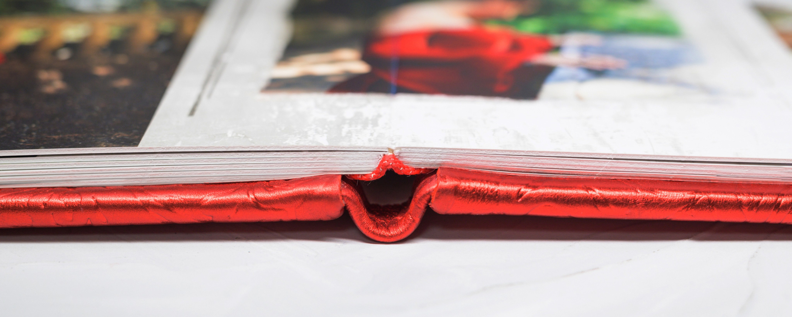 Фотокнига открытая лежащая на столе