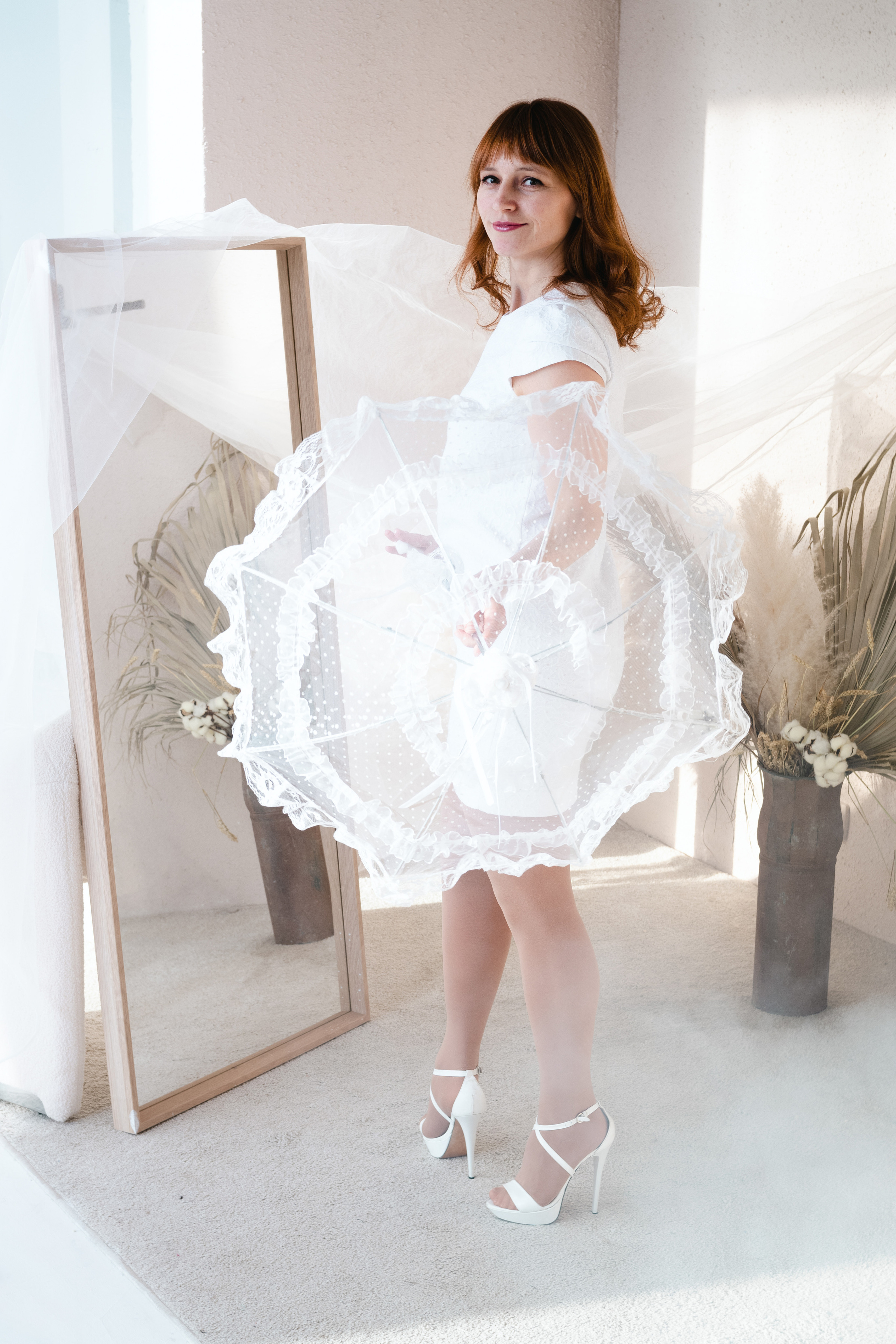 Фотосессия с белым зонтом в Москве в интерьере квартиры