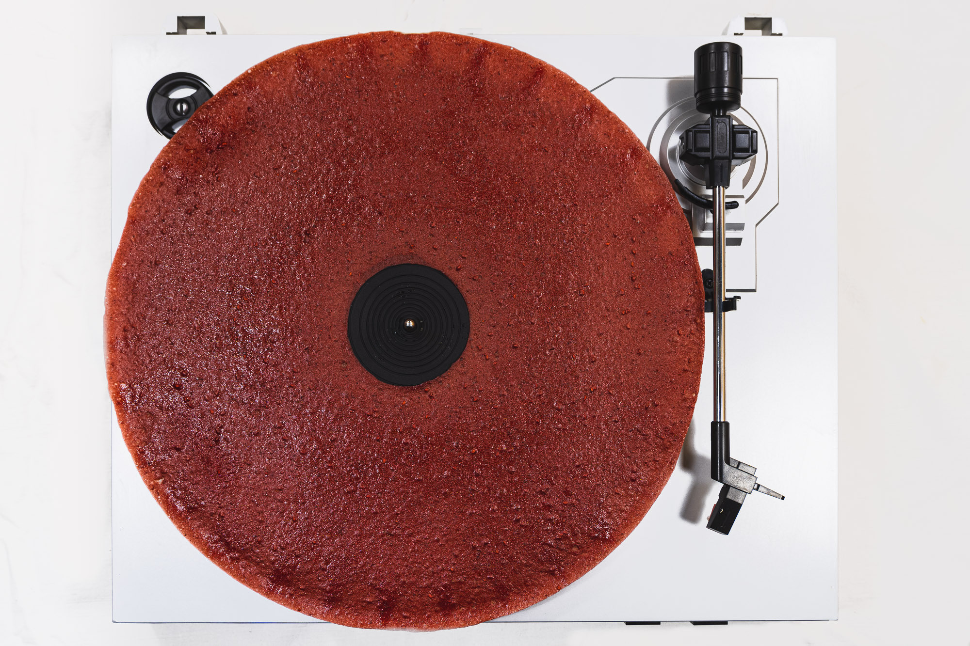 Фруктовая пастила. Вид сверху. Красный цвет, общий план, виниловый проигрыватель