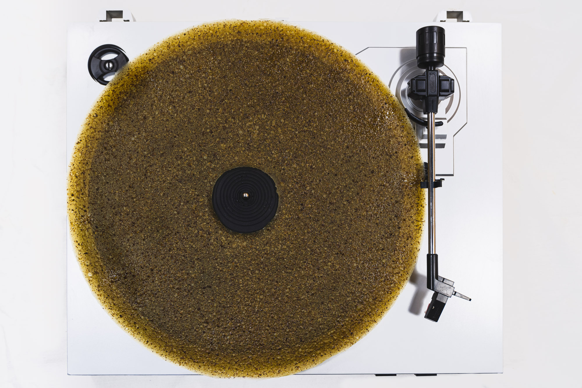 Фруктовая пастила. Вид сверху. Зеленый цвет, общий план, виниловый проигрыватель