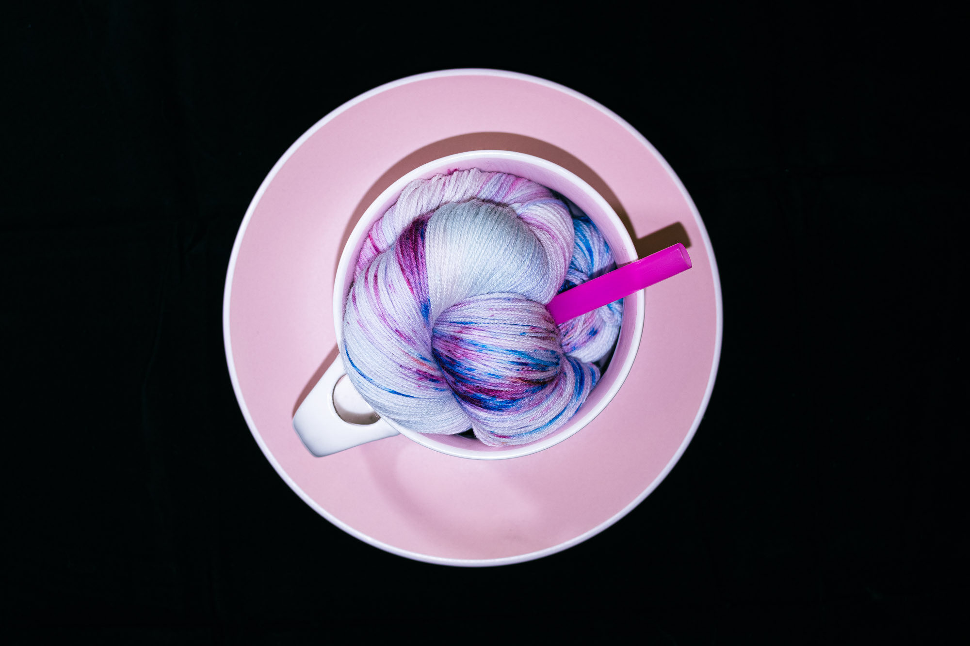 Пряжа как кружка капучино с розовой соломинкой