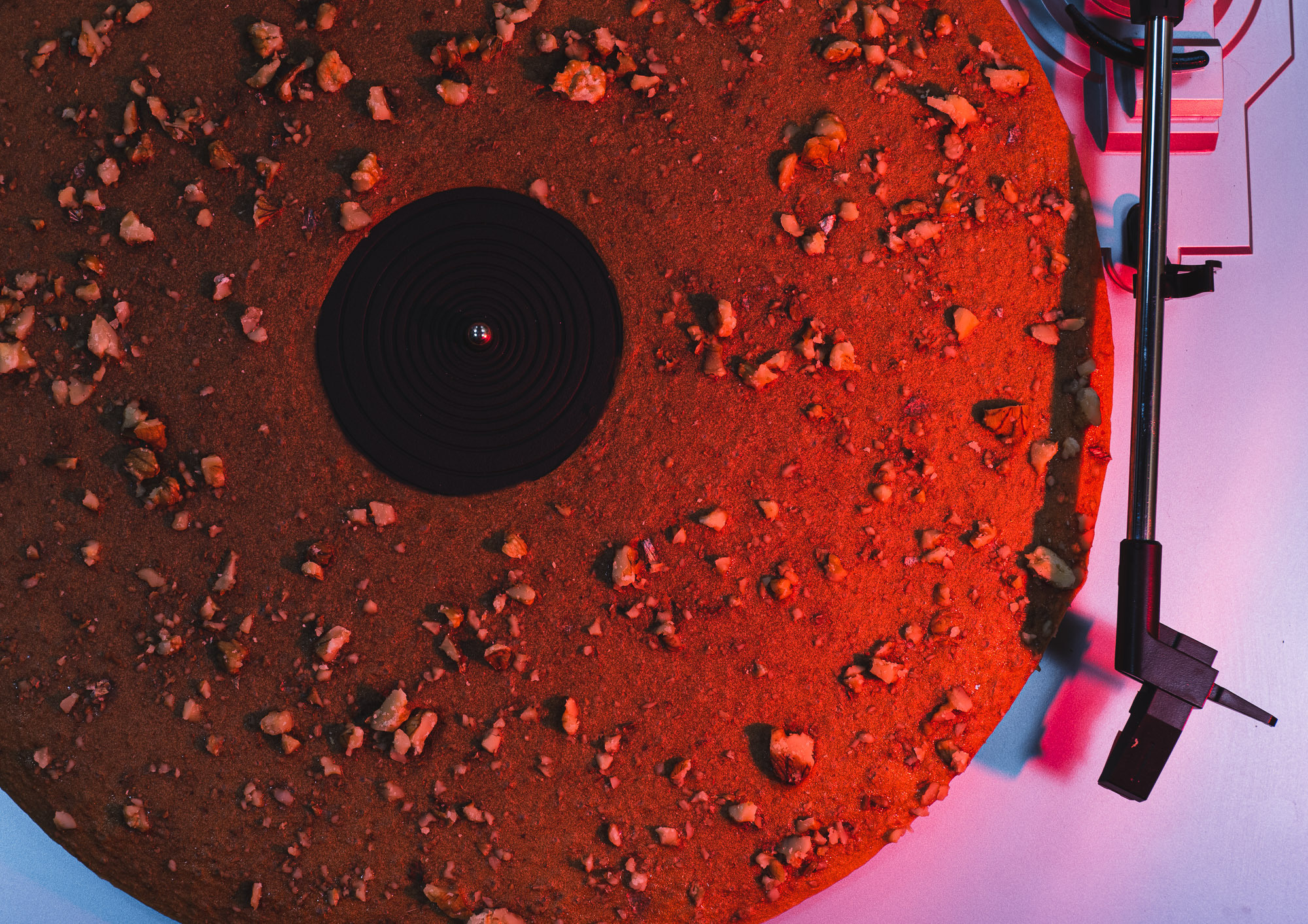 Фруктовая пастила. Вид сверху. Красный цвет, крупный план. Виниловый проигрыватель