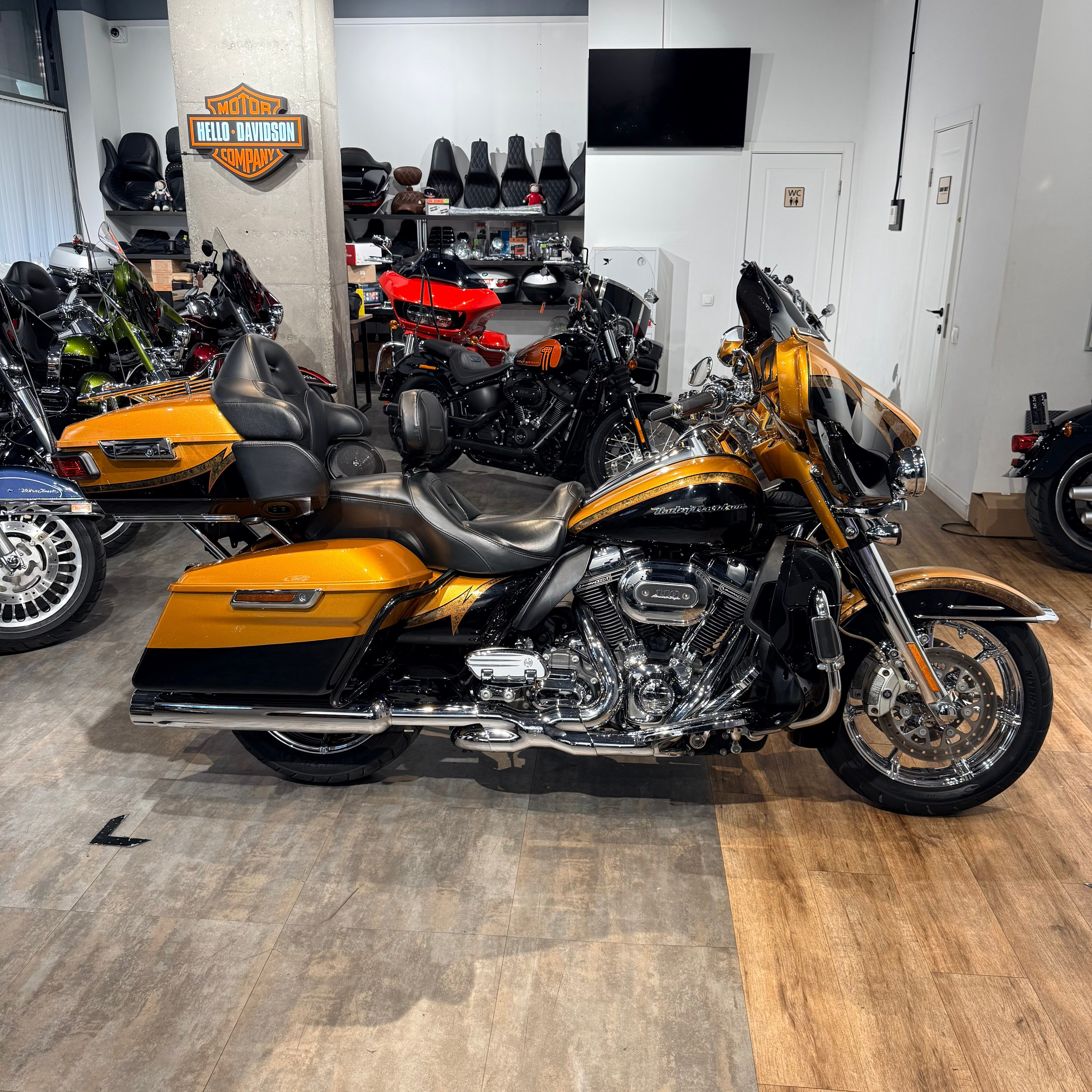 Купить Harley-Davidson 2014 CVO Еlесtra Glide Limited Gоld (Touring) — подробнее на сайте. Hello Davidson, Москва. Только хорошие мотоциклы…