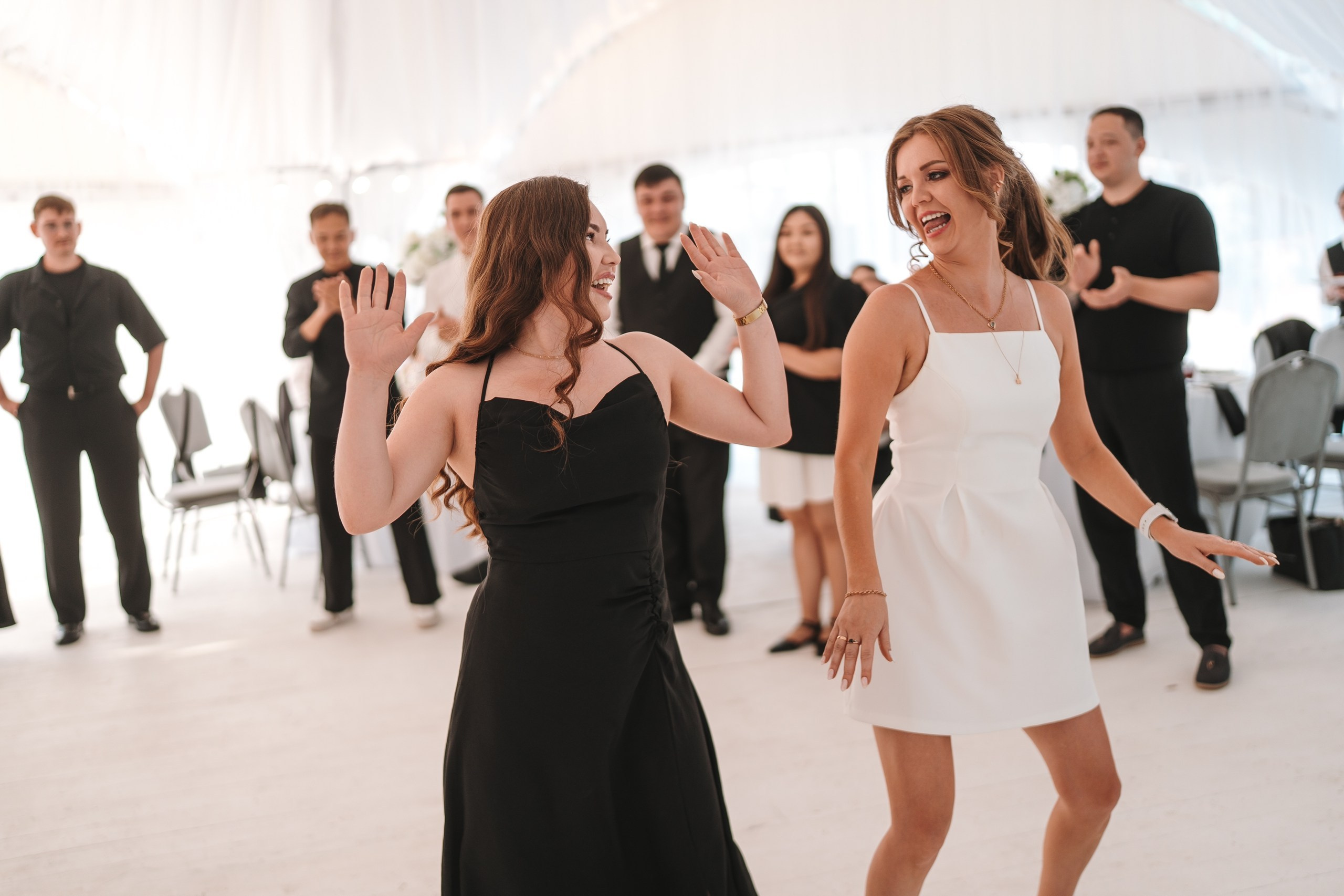 Свадьба 7 июня 2026 года — фотосессия, ЗАГС и банкет в шатре «Под облаками» в Нагаево с ведущим Артуром Ильясовым