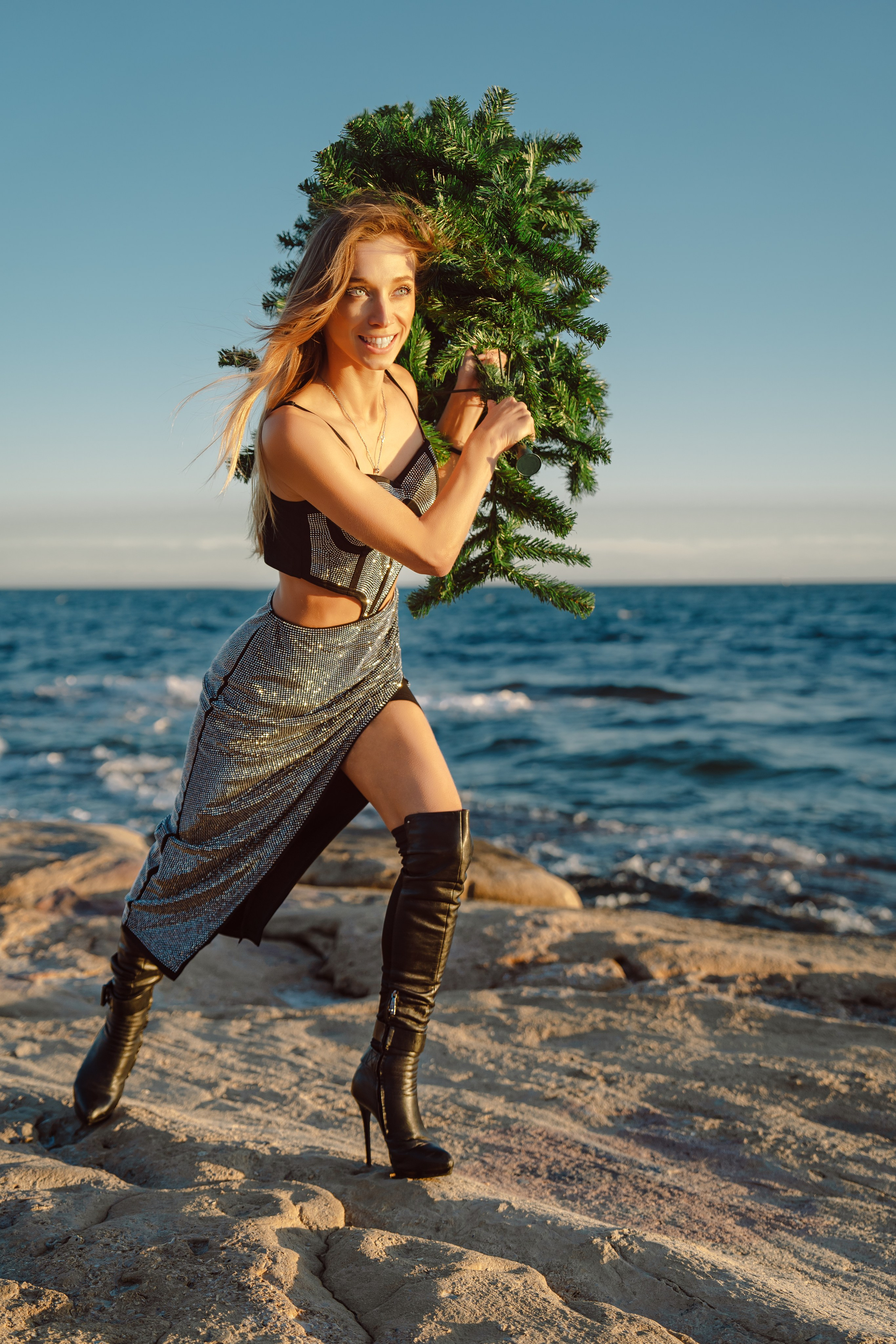 девушка с елкой на пляже Аликанте