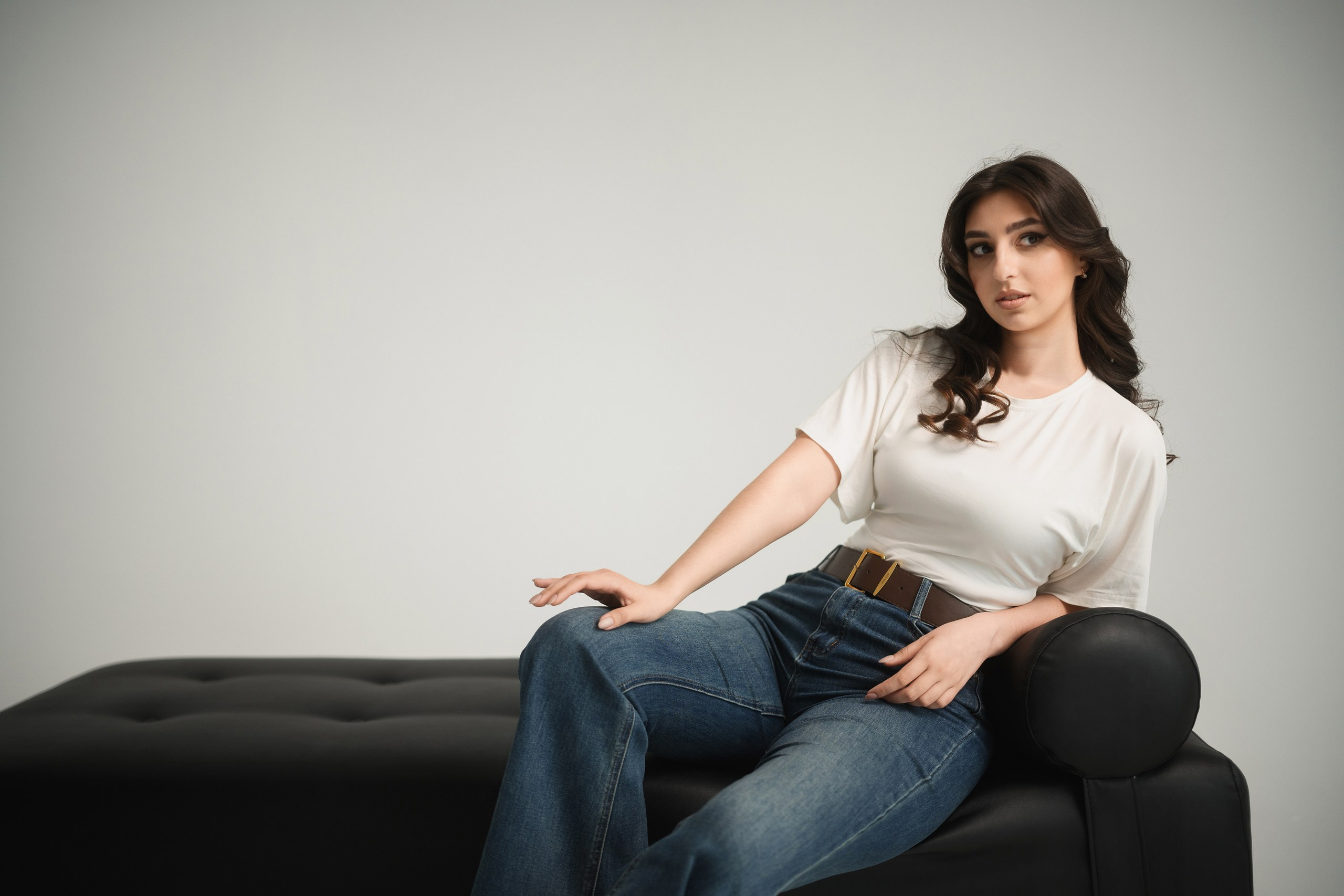 Женская фотосессия в студии Камчатка, портрет с интерьером