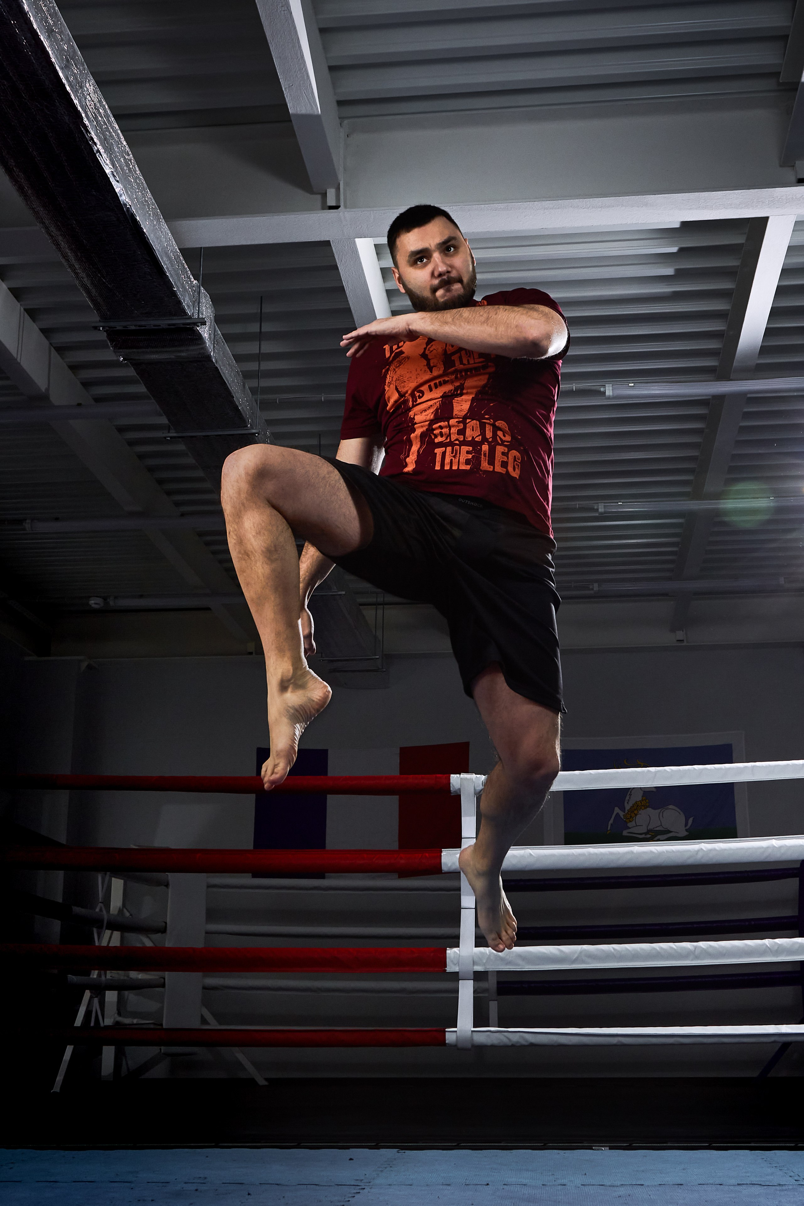 Профессиональная спортивная фотосессия тренера по единоборствам в тренажерном зале в Москве.