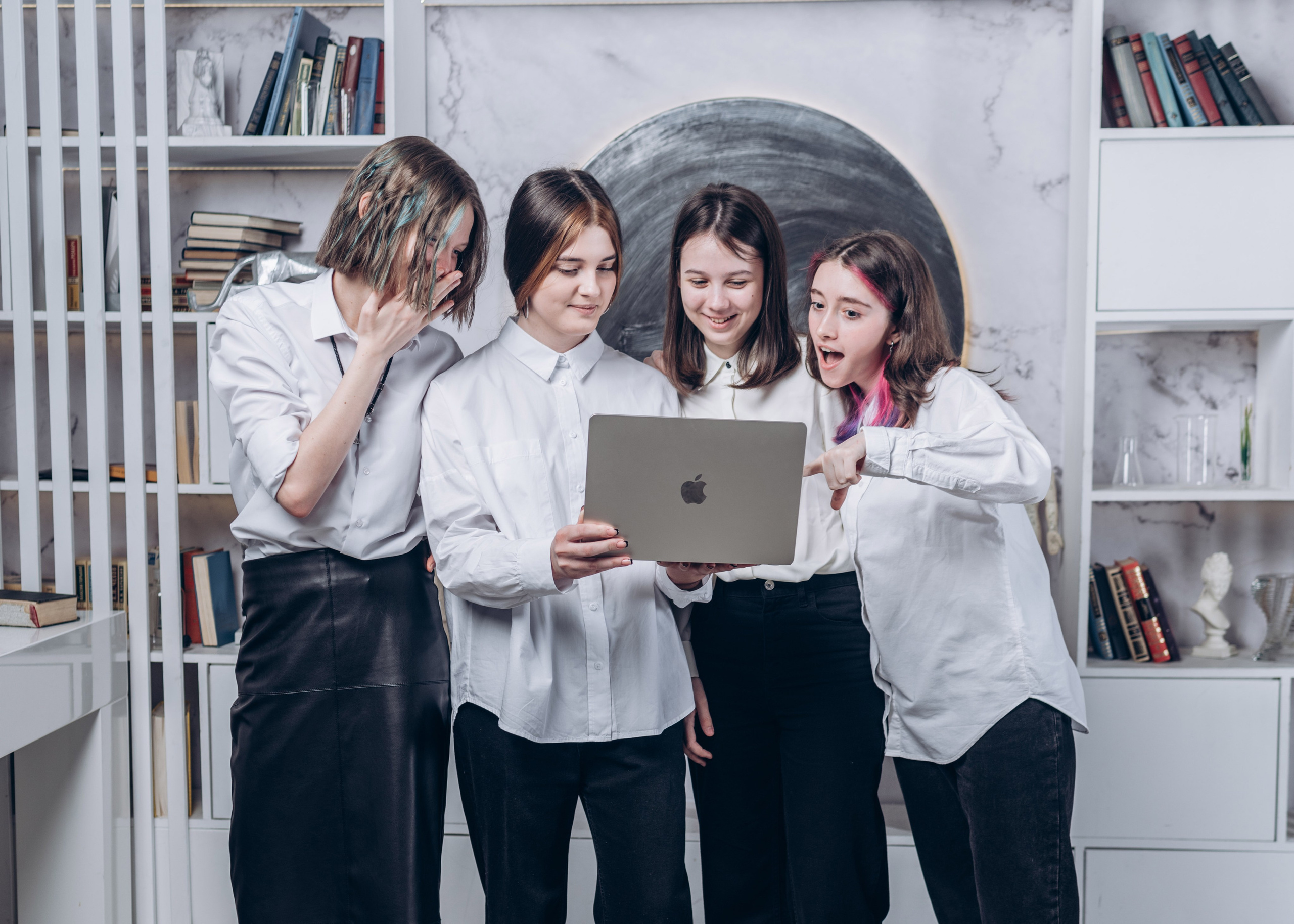 Выпускной альбом с душой — фотосессия, ретушь и дизайн в Москве. MILATE — выпускные альбомы, фотосессии и видео в Москве