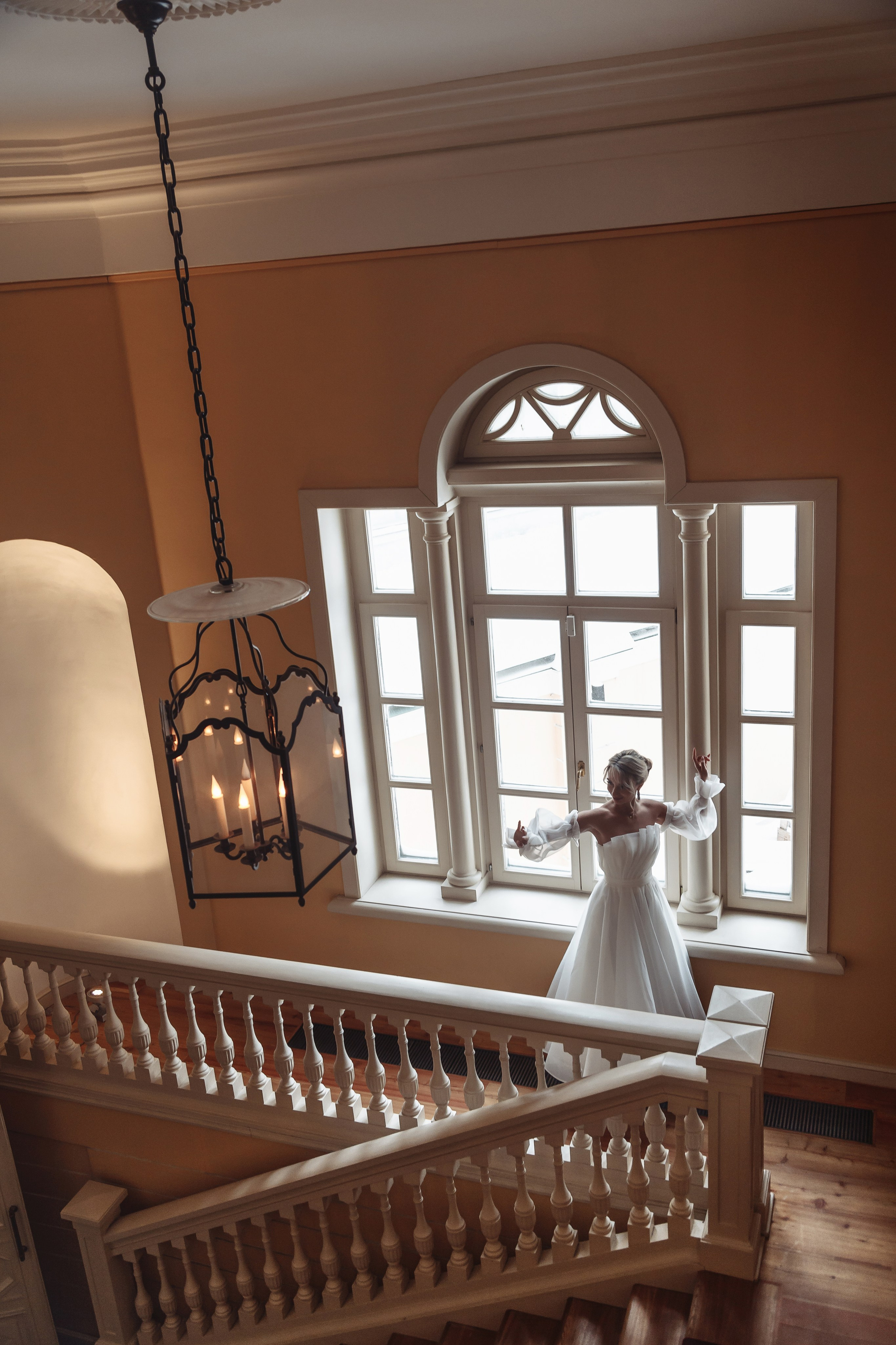 регистрация брака в усадьбе муравьёвых-апостолов, фотосессия невесты у лестницы