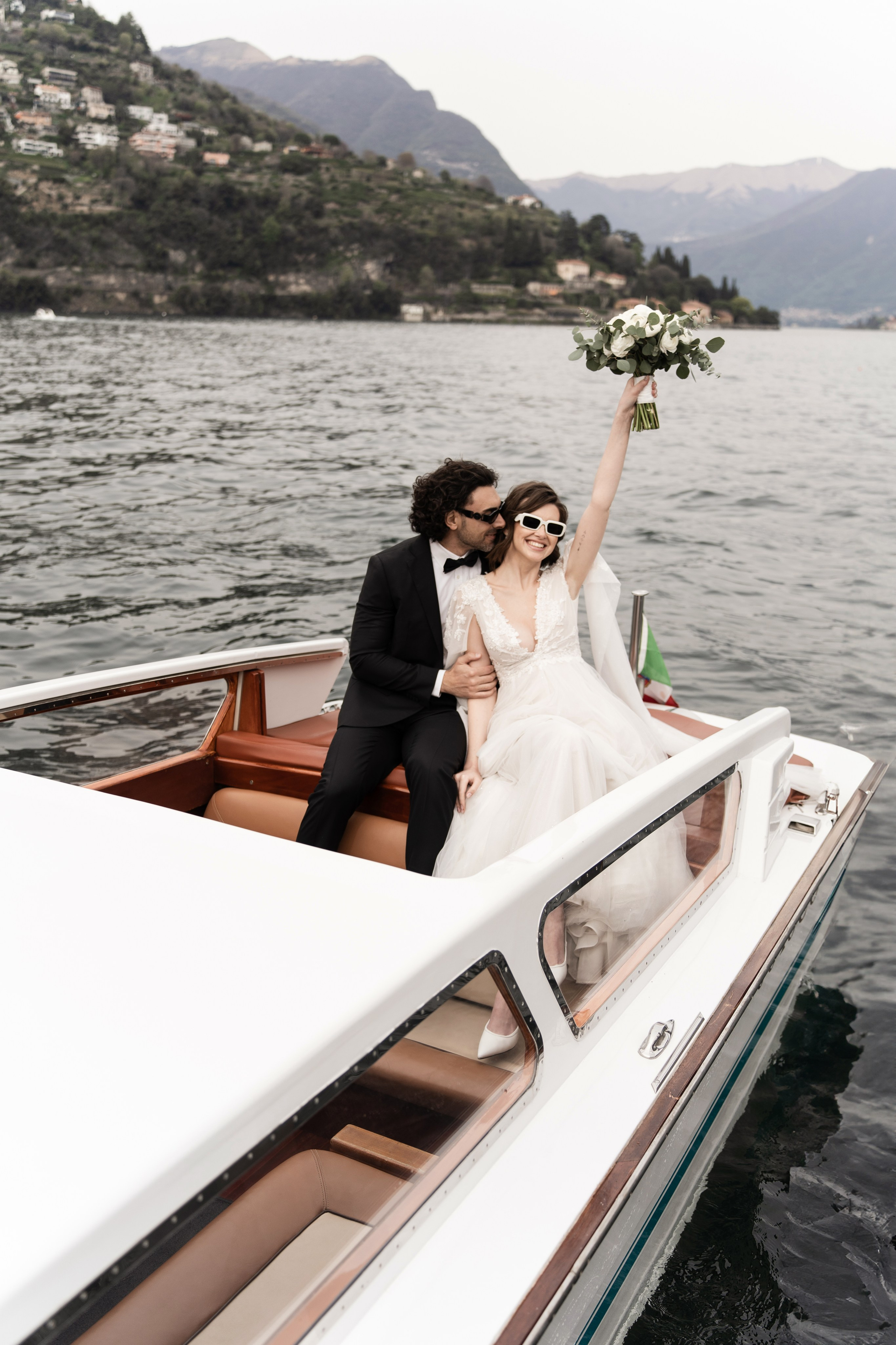 alt="Romantic couple photoshoot on a yacht at Lake Como"
