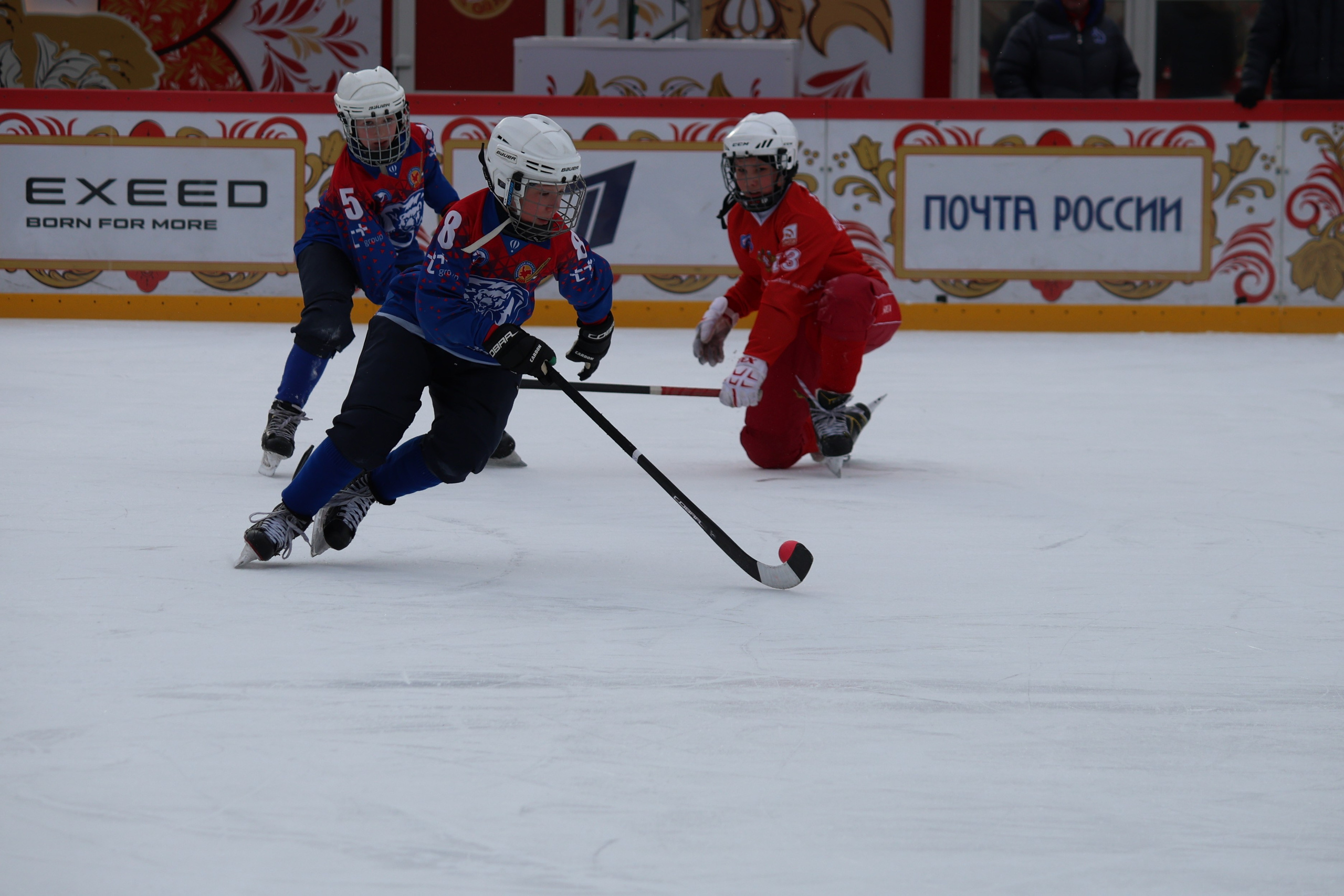 Хоккей с мячем на Красной площади. Фото. Репортажный фотограф, спортивный фотограф в Москве и области
