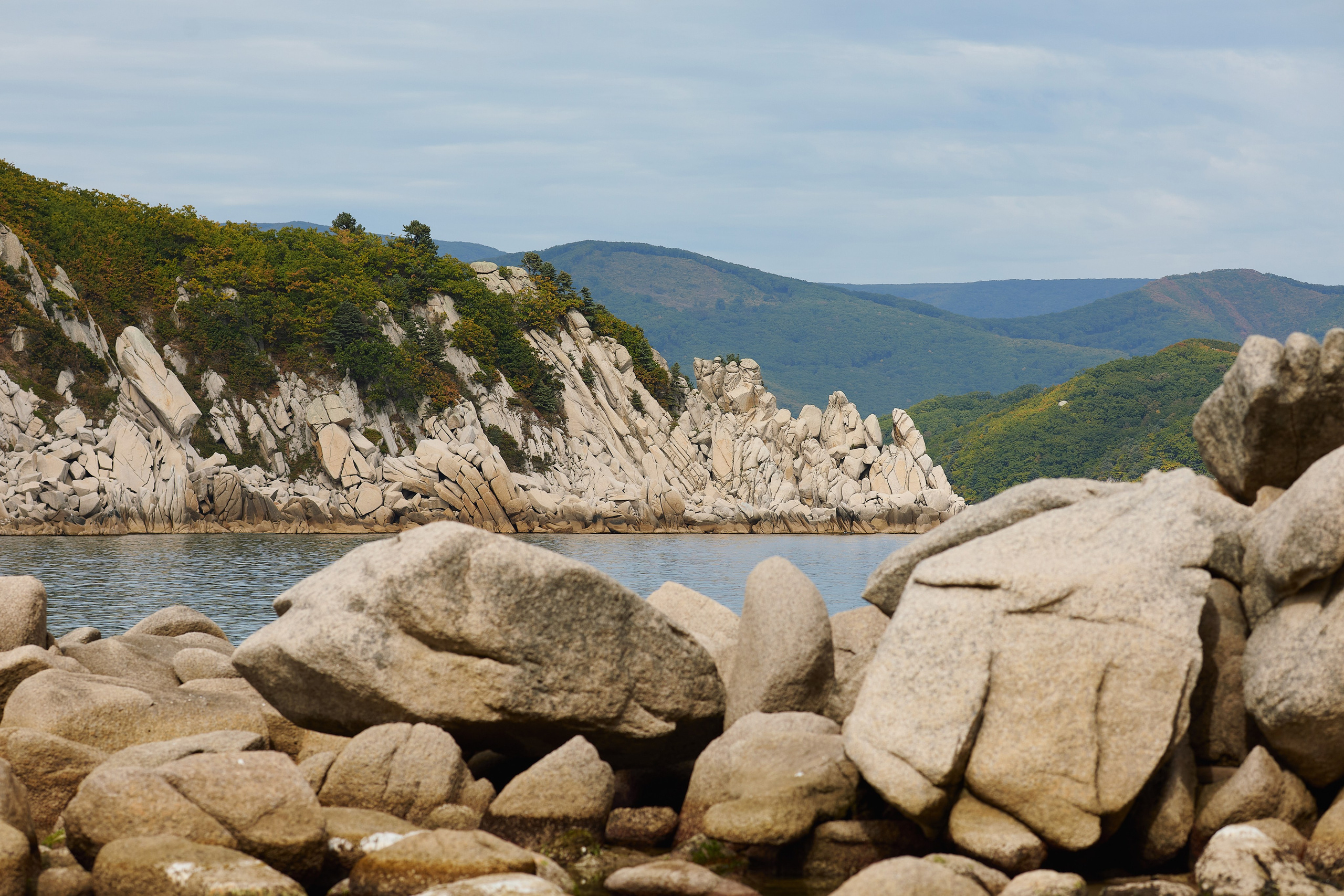 Морской пляж с крупными камнями и скалами в бухте Большой Ежовой (Приморье, Россия, 2024 год)