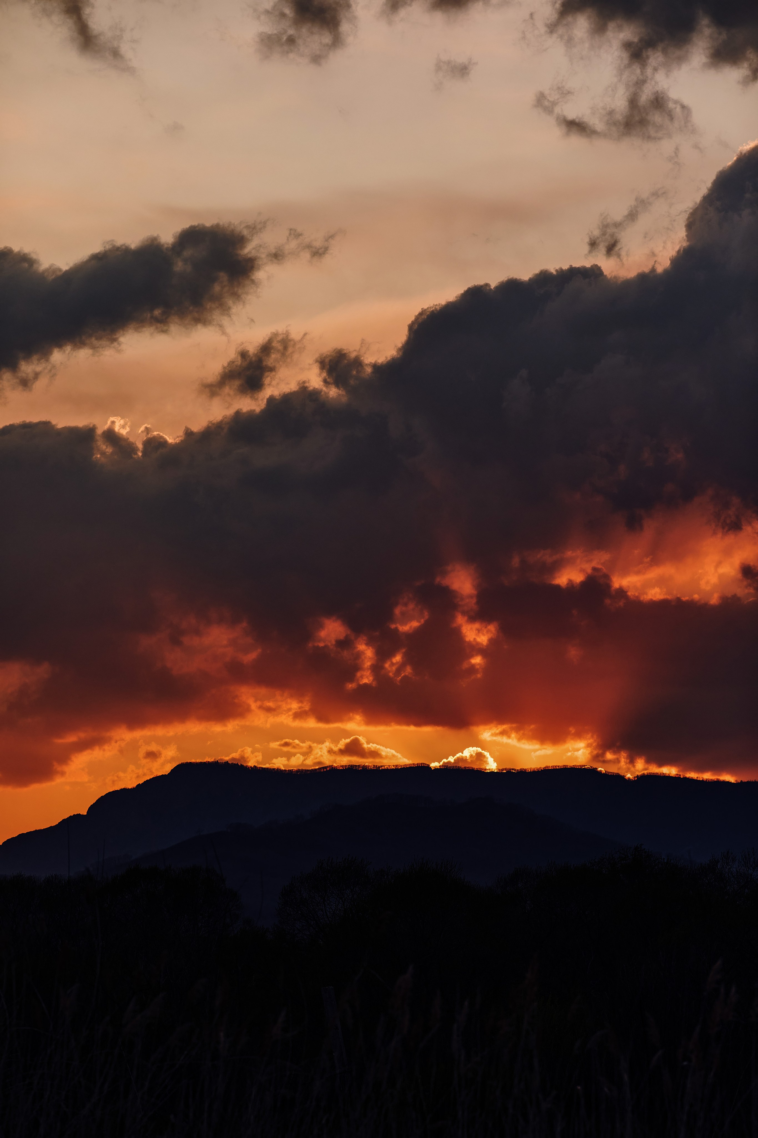 Мрачный огненный закат над горой Чандалаз (хребтом Лозовым)