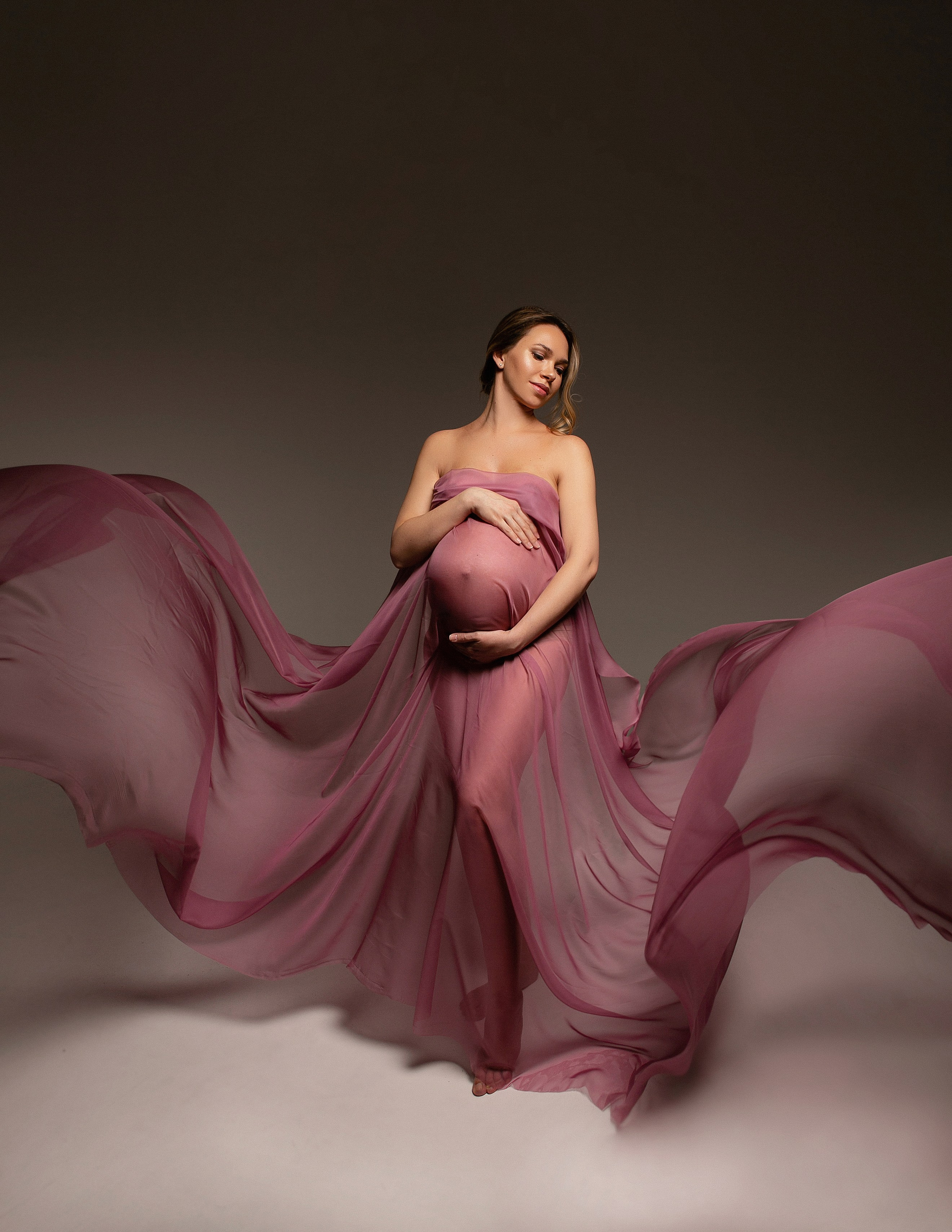 Фотограф Эльвира Хайруллина - фотосессия беременности с тканью в студии