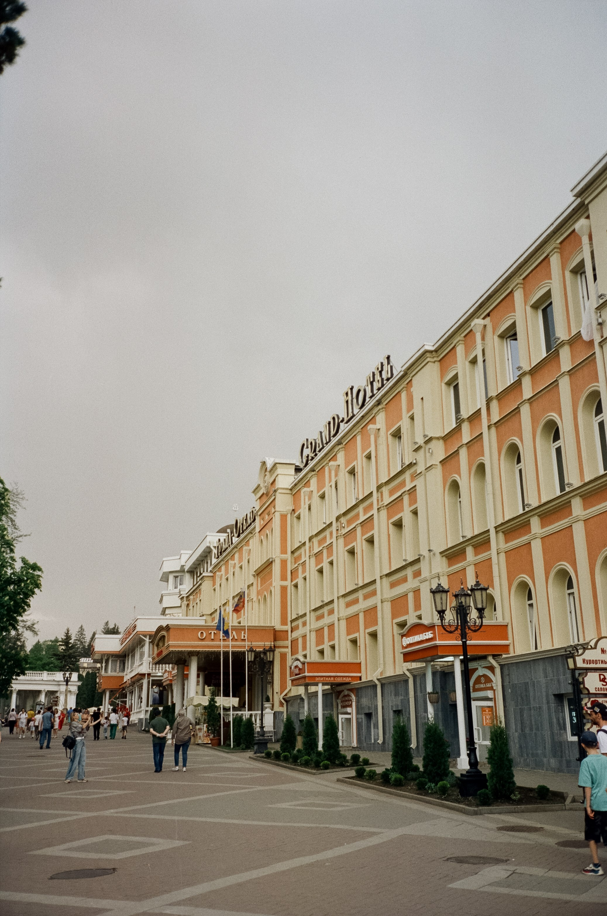 Прогулка по Курортному проспекту и Чебурашка. Кисловодск. Фотограф-документалист Мария Осокина