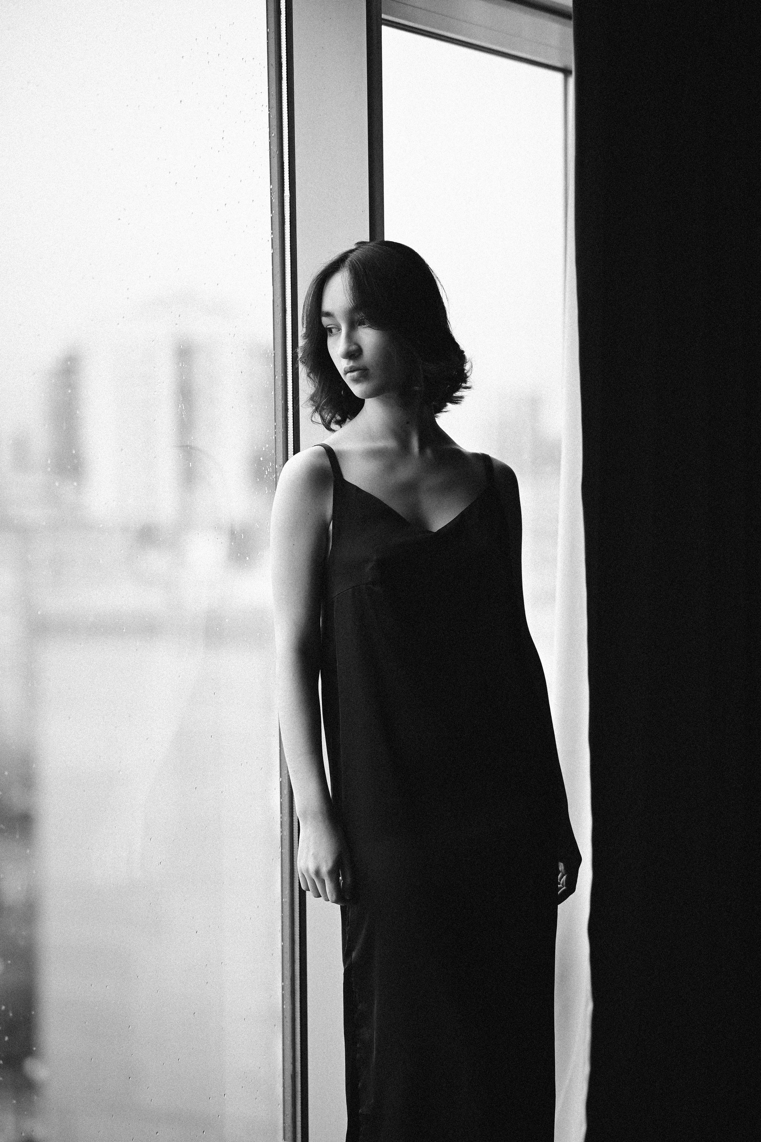 Классический монохромный портрет в казанской студии с выразительным светом