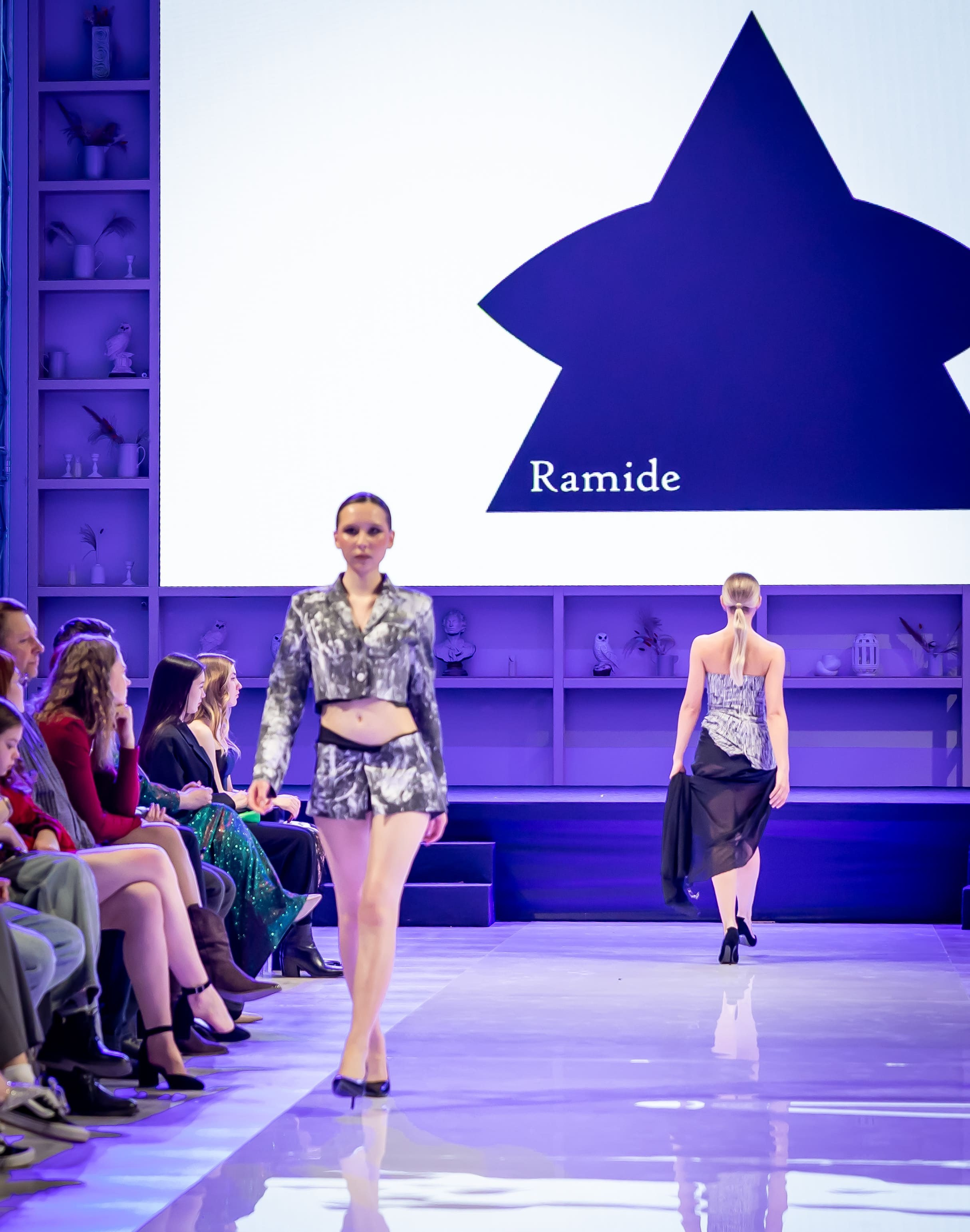 модель на подиуме фешен показ Москва репортажная съёмка