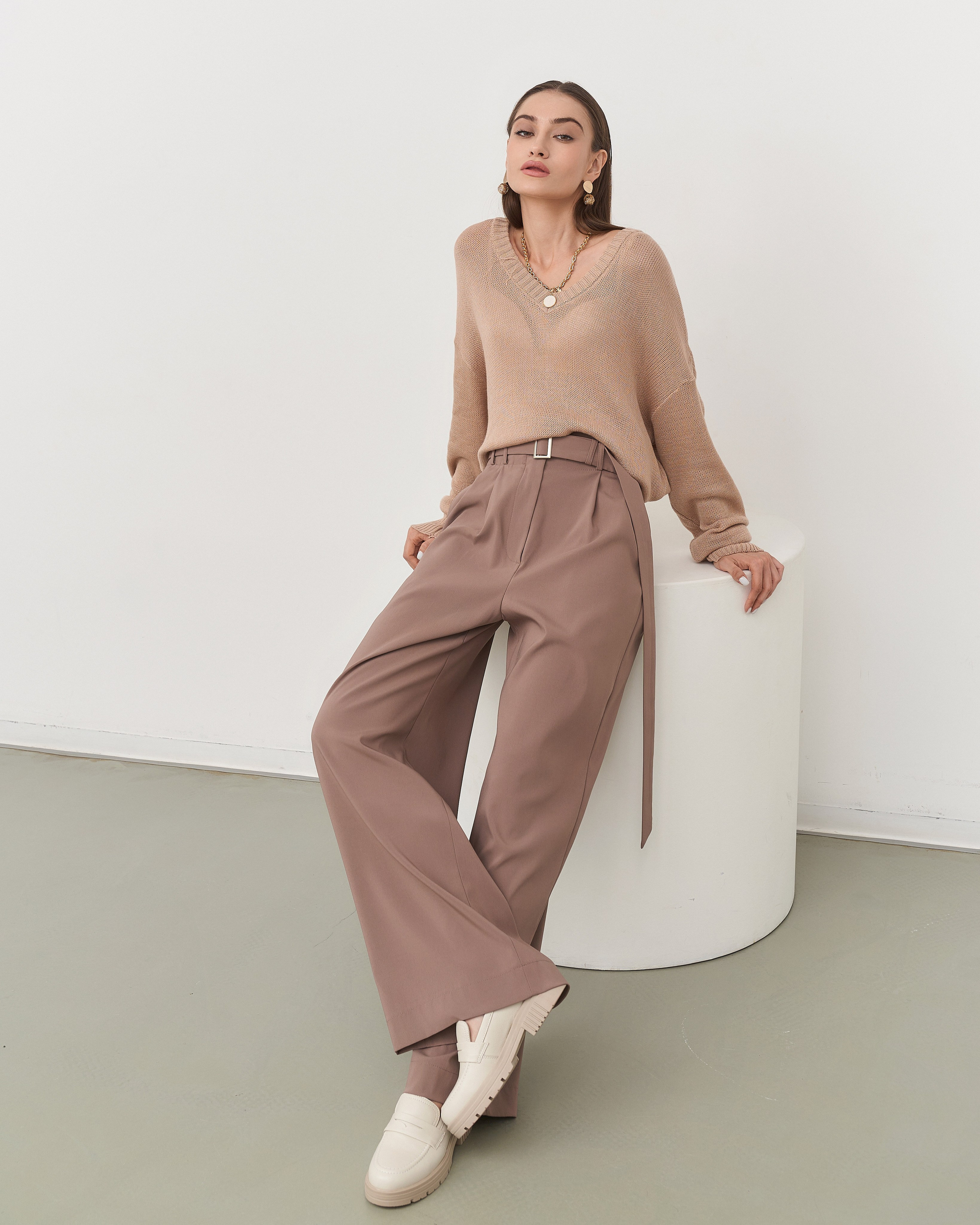 Расслабленная модель в бежевом луке