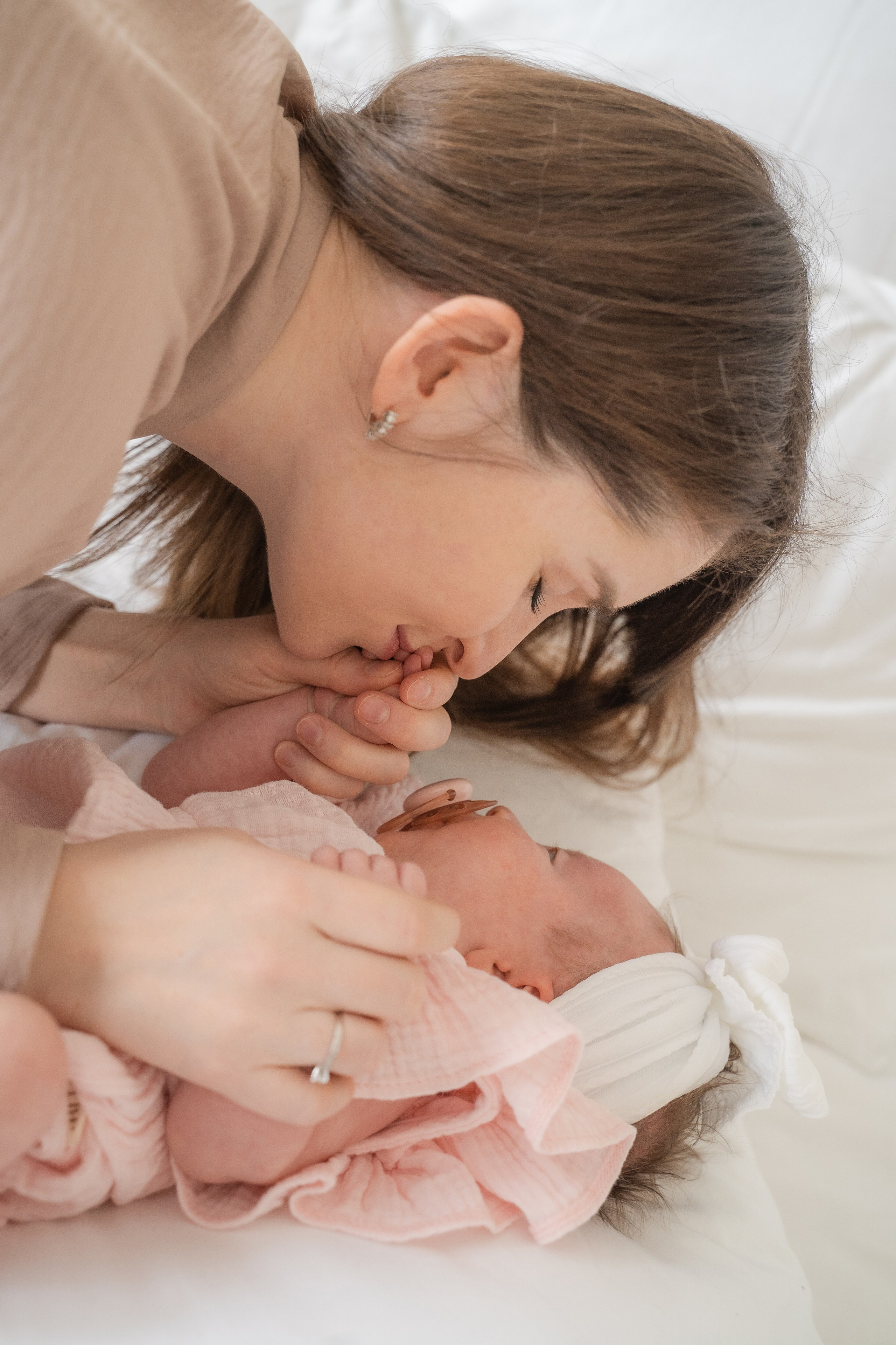 Лайфстайл фотосессия новорожденной в студии