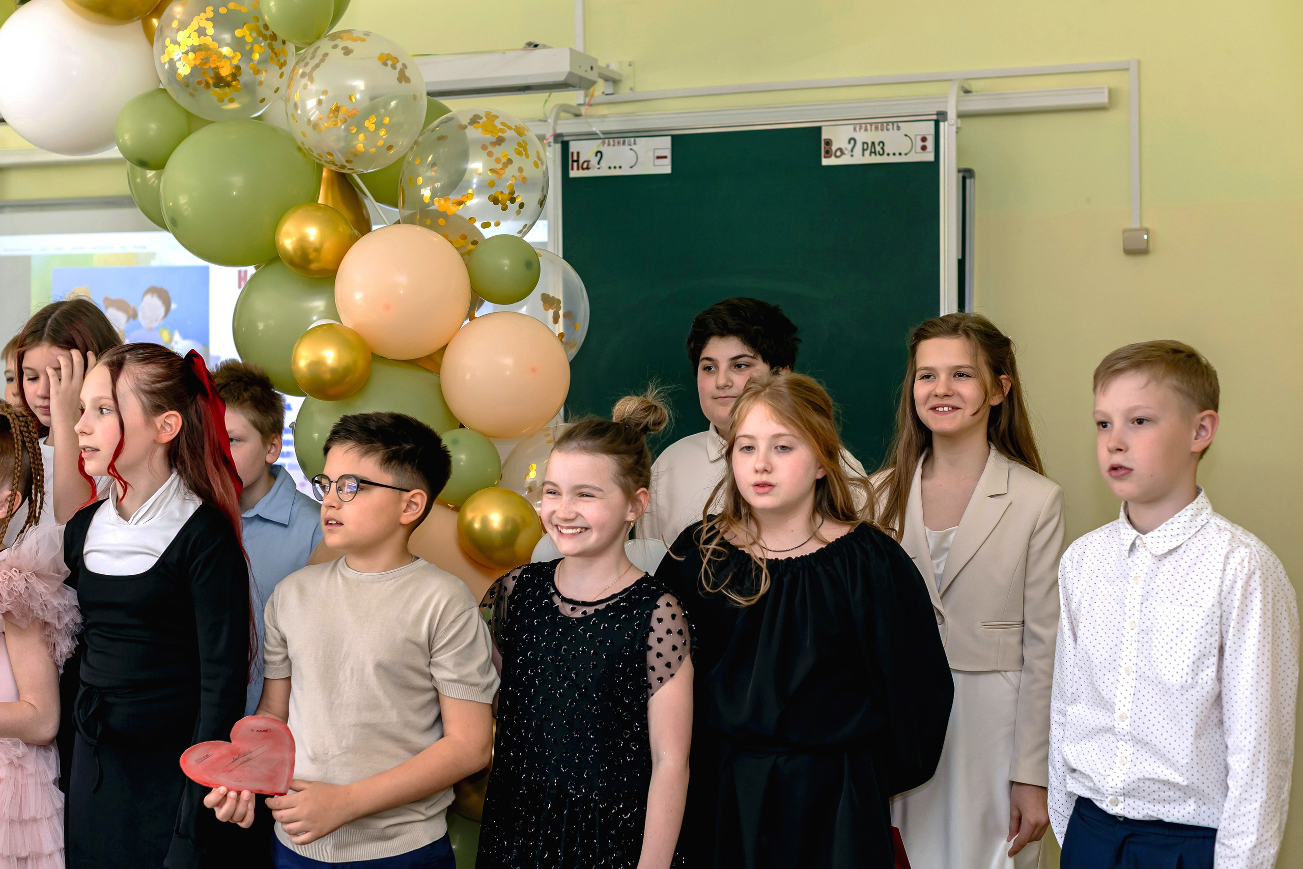 Выпускной в начальной школе в классе. Фотограф и видеограф Москва. Свадебный фотограф, видеограф. Выпускные альбомы. Оживающие альбомы