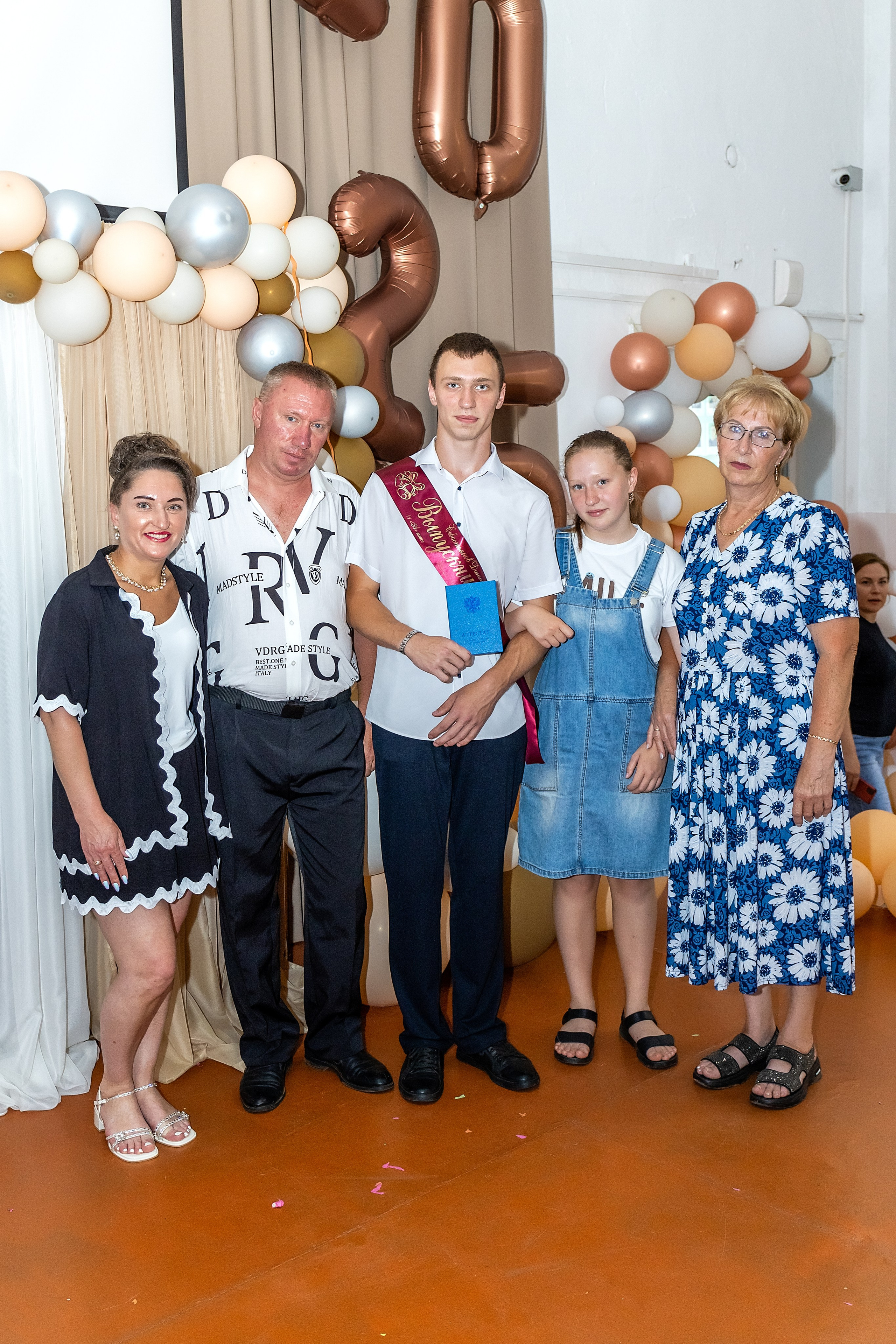 Выпускной. Школа 22, 11 класс. Стильный выпускной альбом Владивосток фотограф Вероника Мигачева