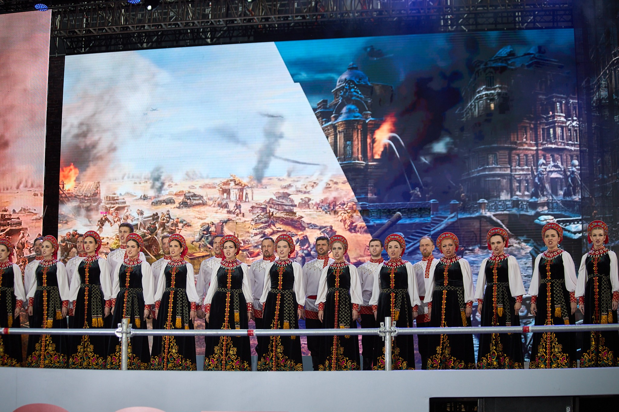 Концерт 9 мая 2025 года на соборной площади. Фотограф Омск | Александр Вандеров