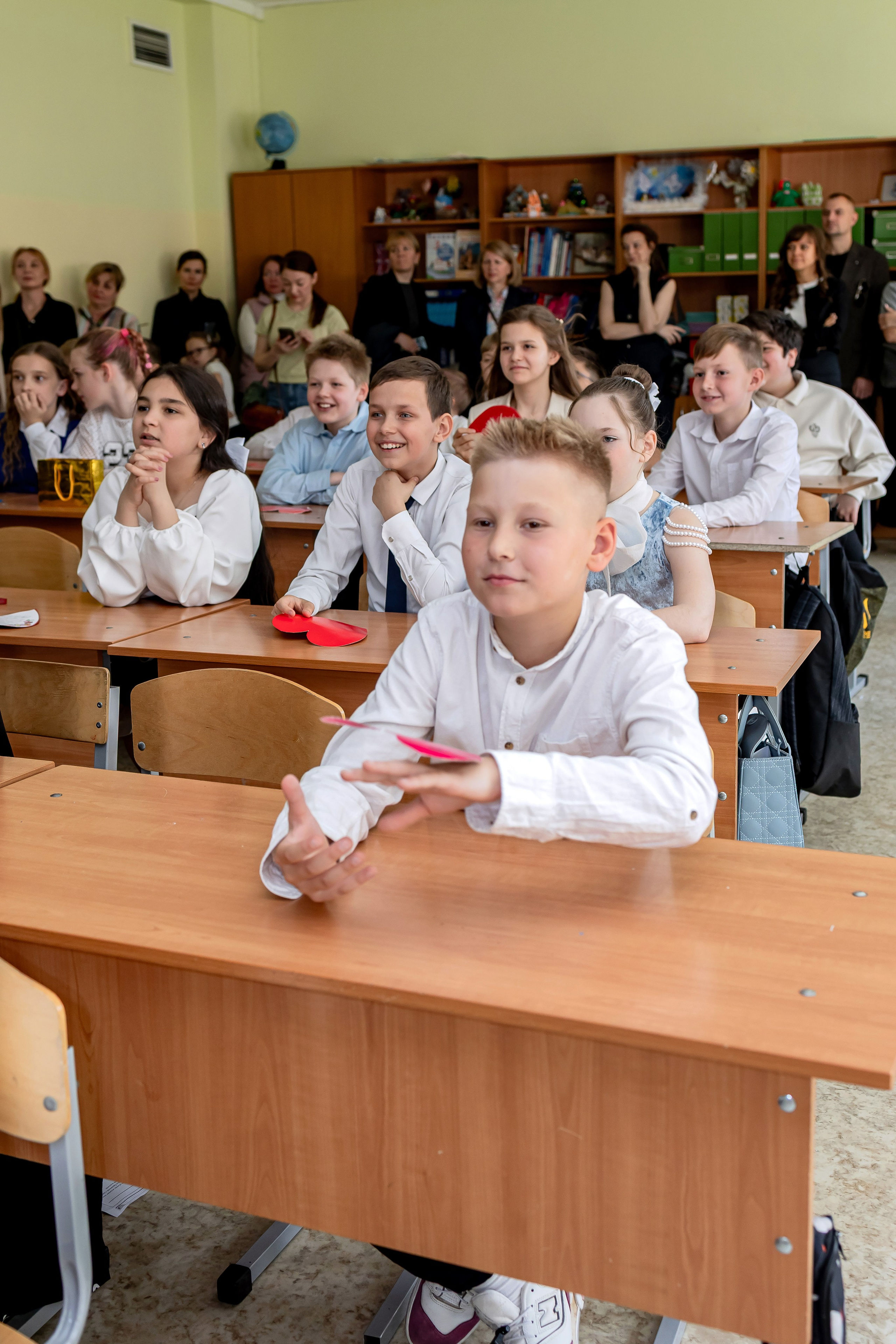 Выпускной в начальной школе в классе. Фотограф и видеограф Москва. Свадебный фотограф, видеограф. Выпускные альбомы. Оживающие альбомы
