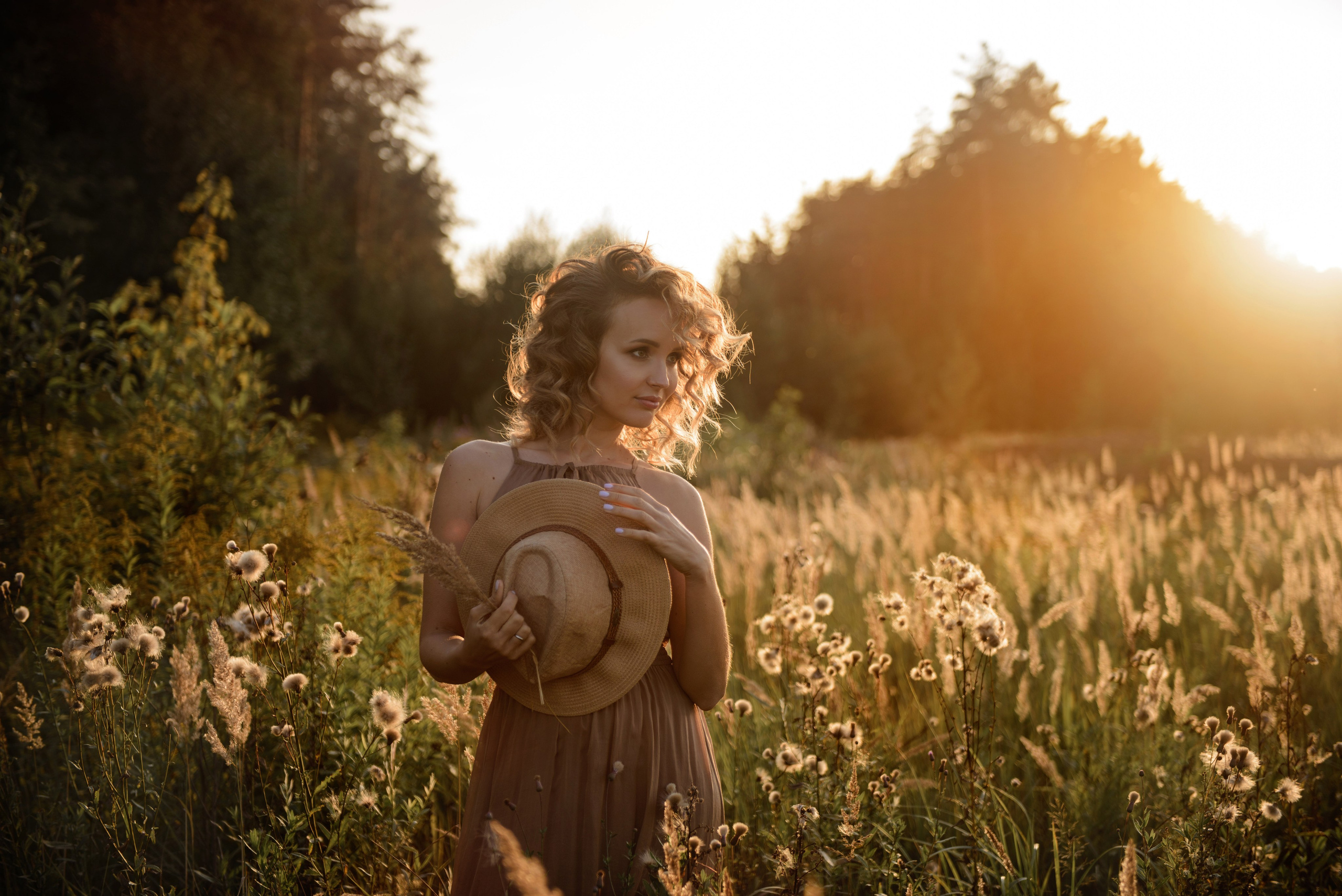 A photo shoot for a woman l in the field. Sunset photo shoot for a girl Curly hair style. (photographer in Edinburgh Elena)