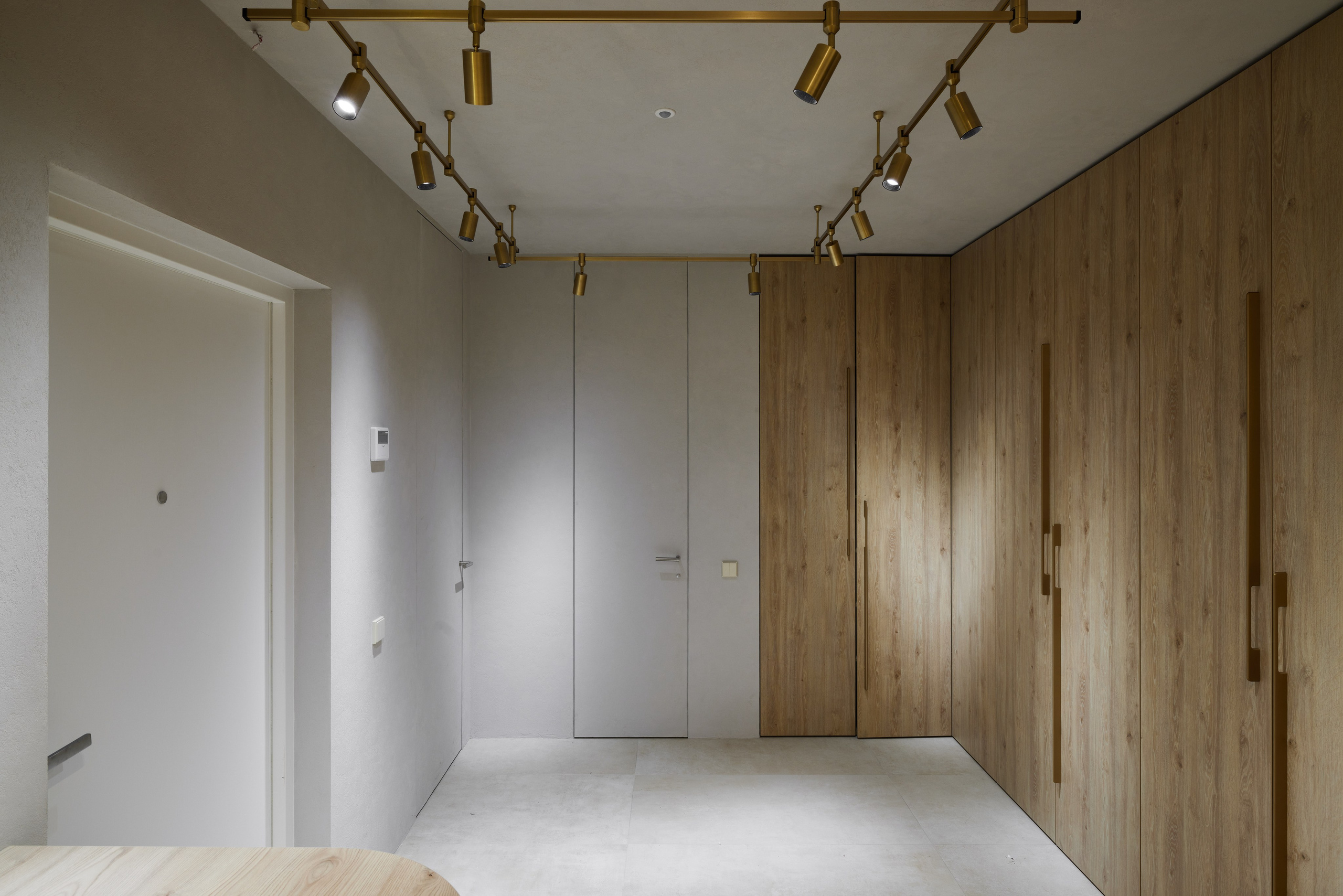 Санузел и прихожая с продуманной системой хранения, выполненные с использованием шпона и светлого камня. Интерьер от дизайнера Ксении Новиковой (ksudsgn), Санкт-Петербург.