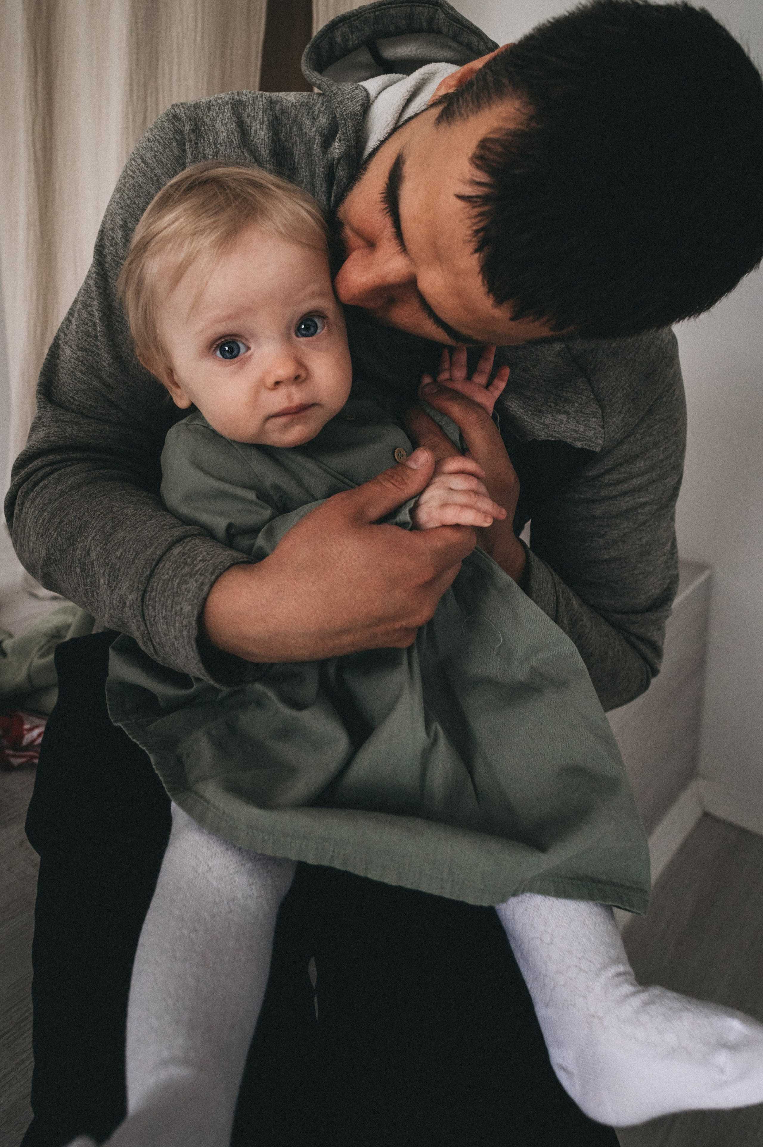 Папа обнимает своего ребенка