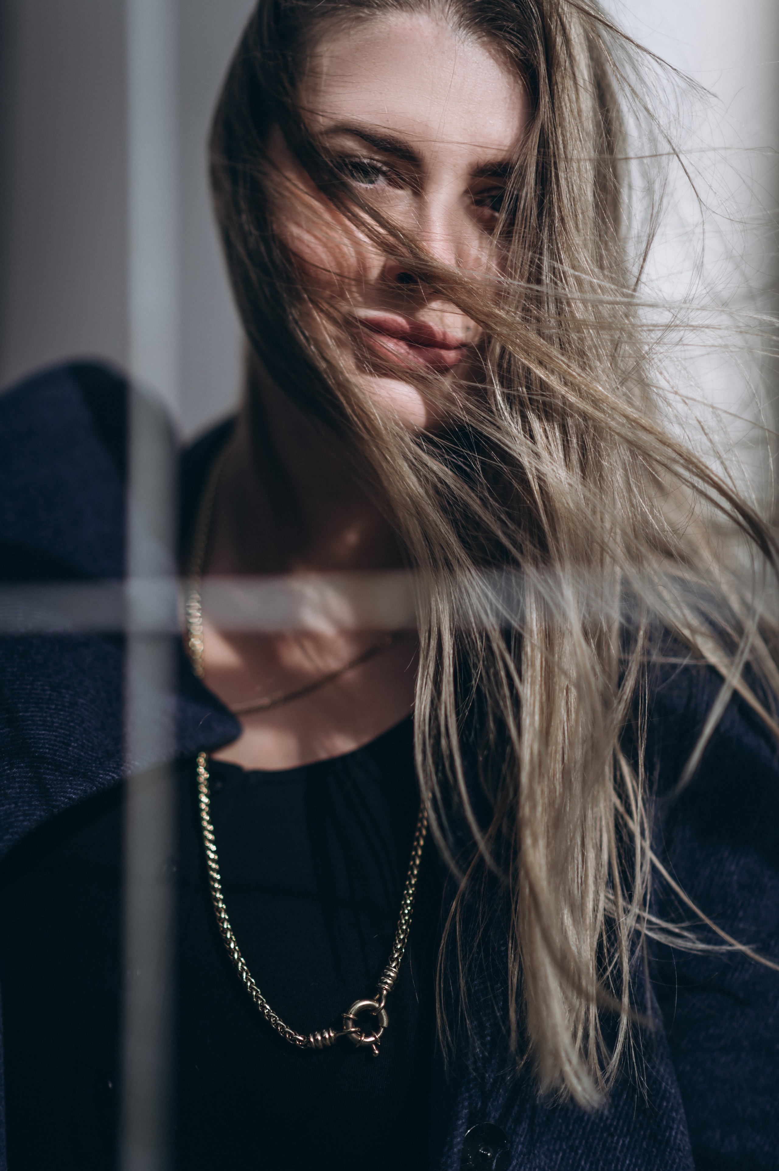 Портрет девушки с развевающимися волосами на ветру