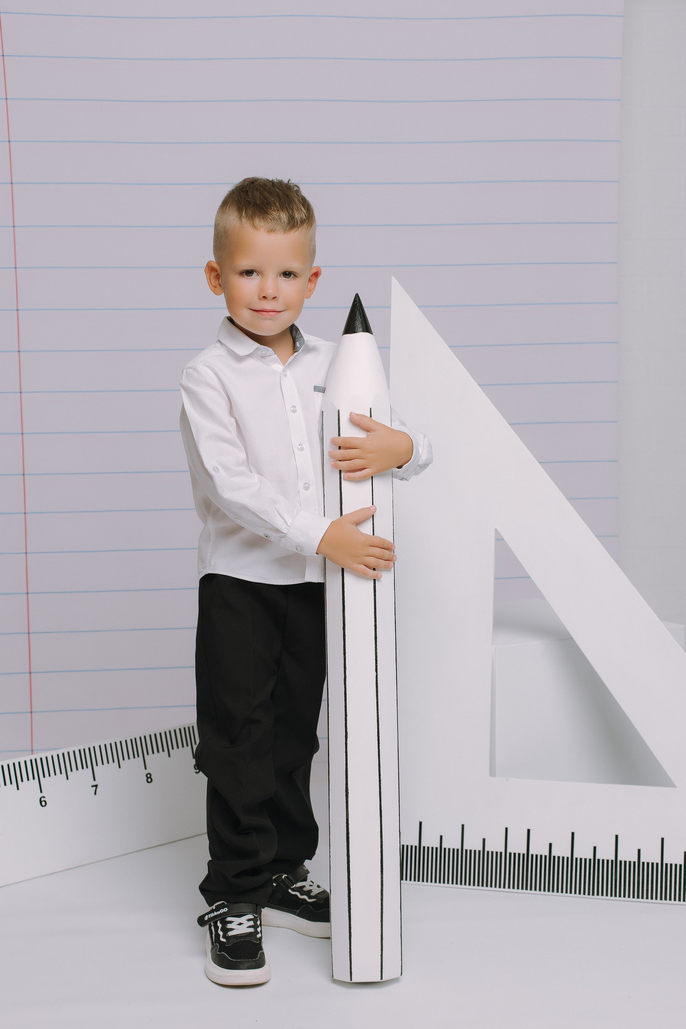 Студия- Портреты начальная школа (С реквизитом). Выпускные альбомы Натальи Бутко: Новороссийск, Анапа, Геленджик