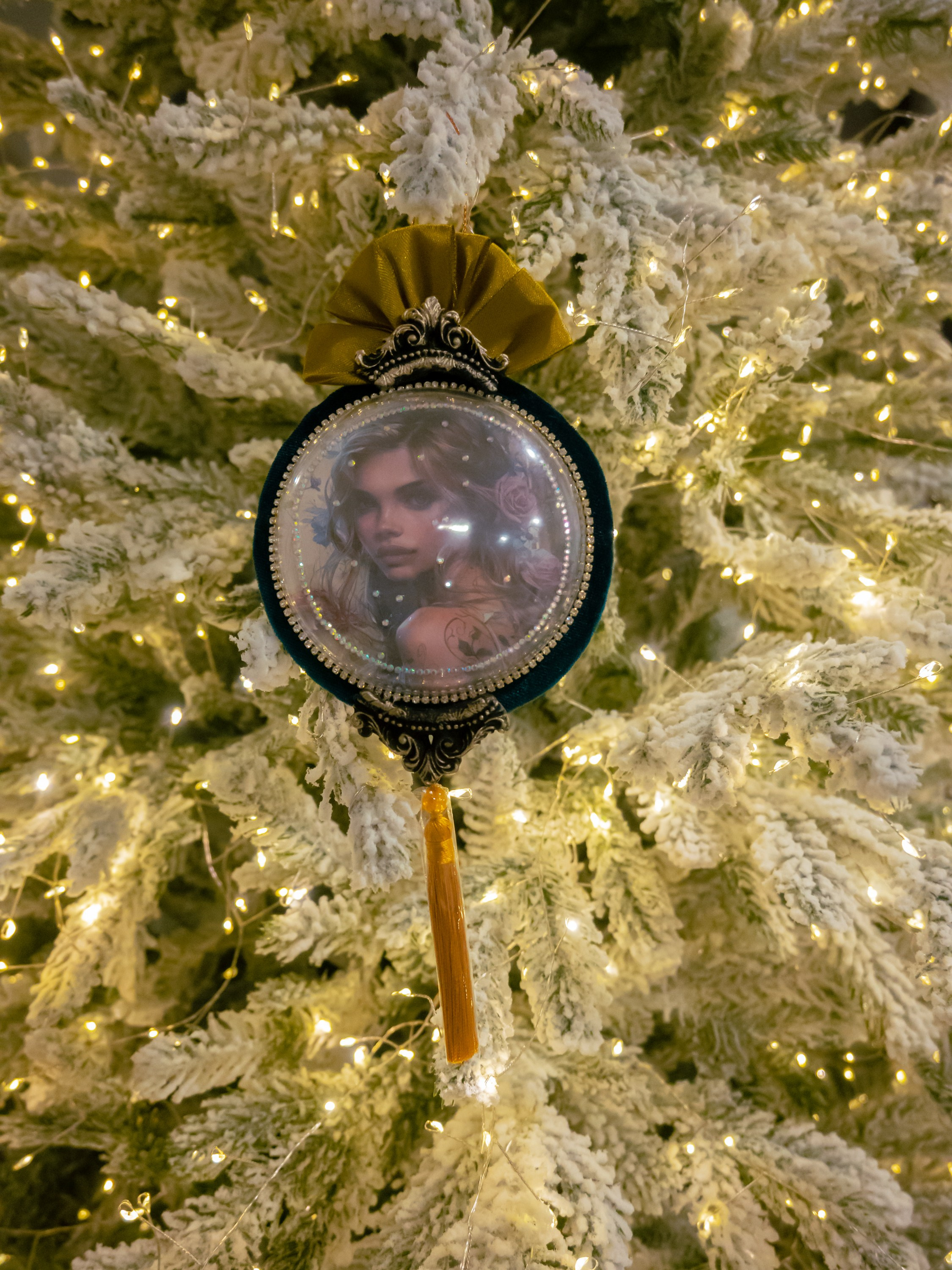 Елочное украшение медальон "Алиса" из зеленого бархата