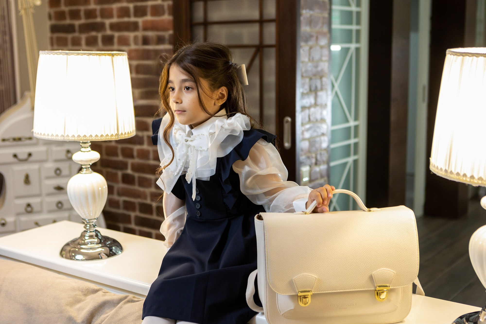 Съёмка первоклассницы перед школой. Фотограф в Оренбурге. Профессиональный фотограф