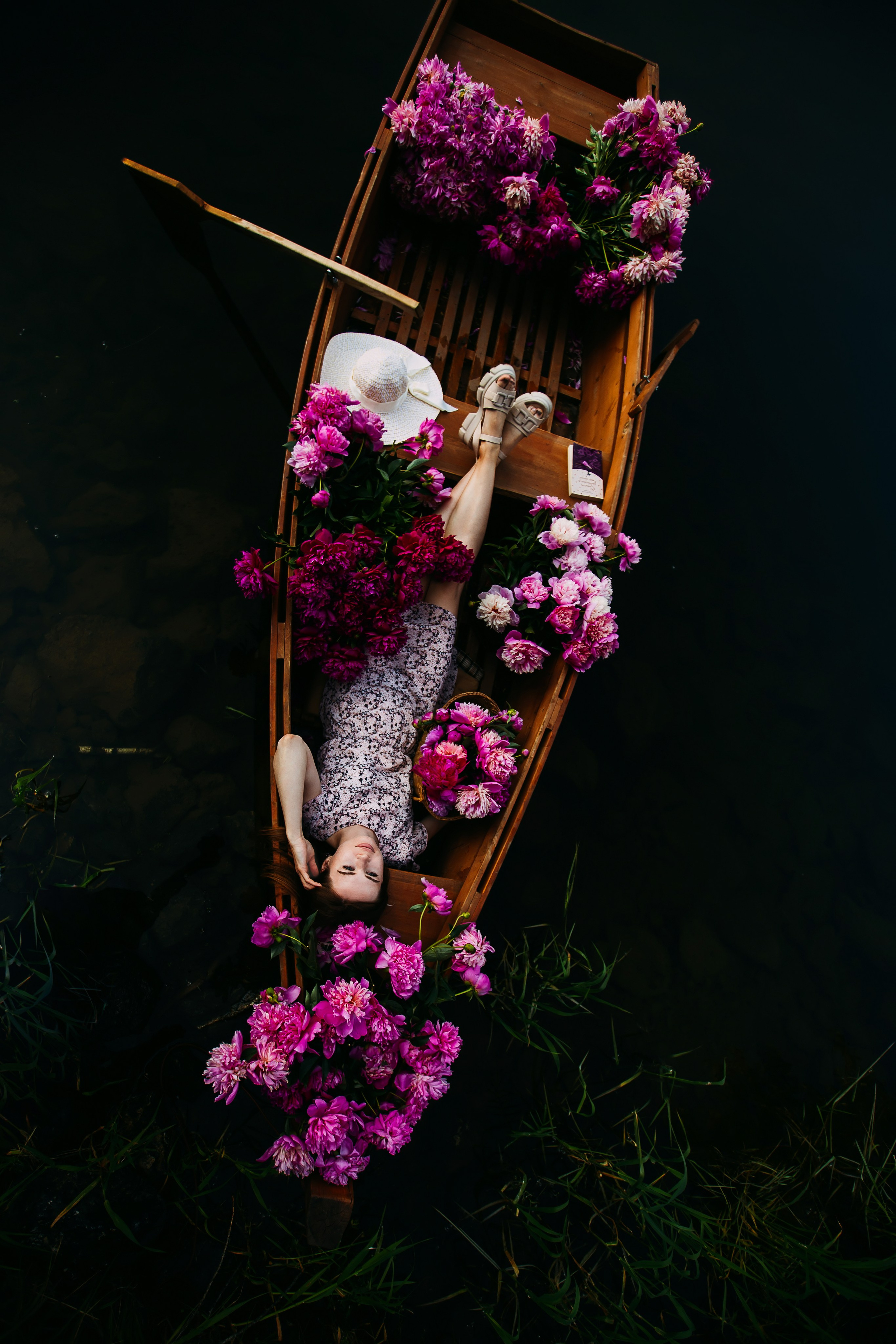 Фотопроекты на лодке с цветами в Красноярске. Фотографы Харины Иван и Светлана Красноярск