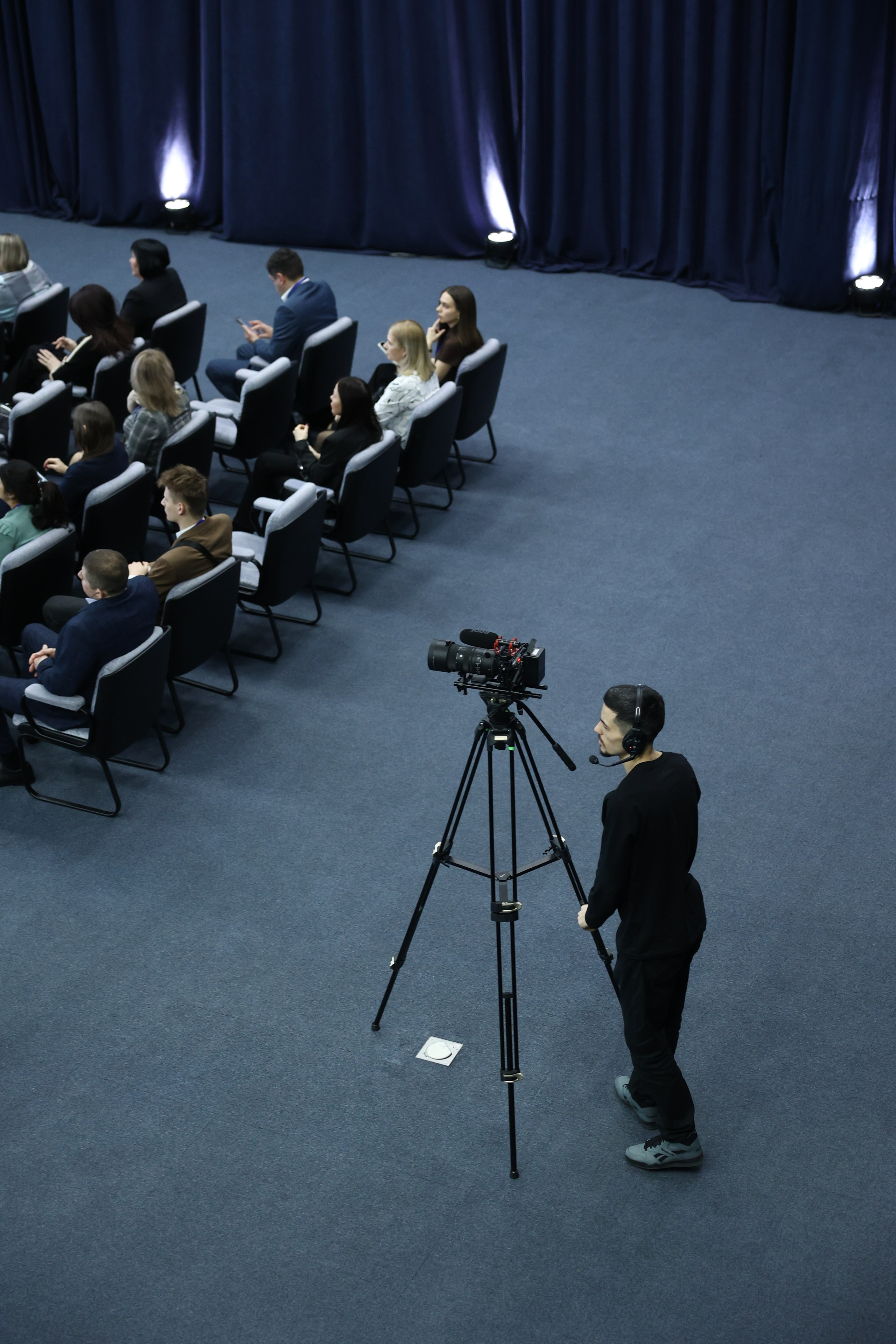 Фото и видеосъемка форумов, конференций, массовых мероприятий, а также производство отчетных роликов, фильмов, корпоративных фильмов. Кадровик продакшн: Фото и видеосъемка форумов, конференций, масштабных событий в Иркутске