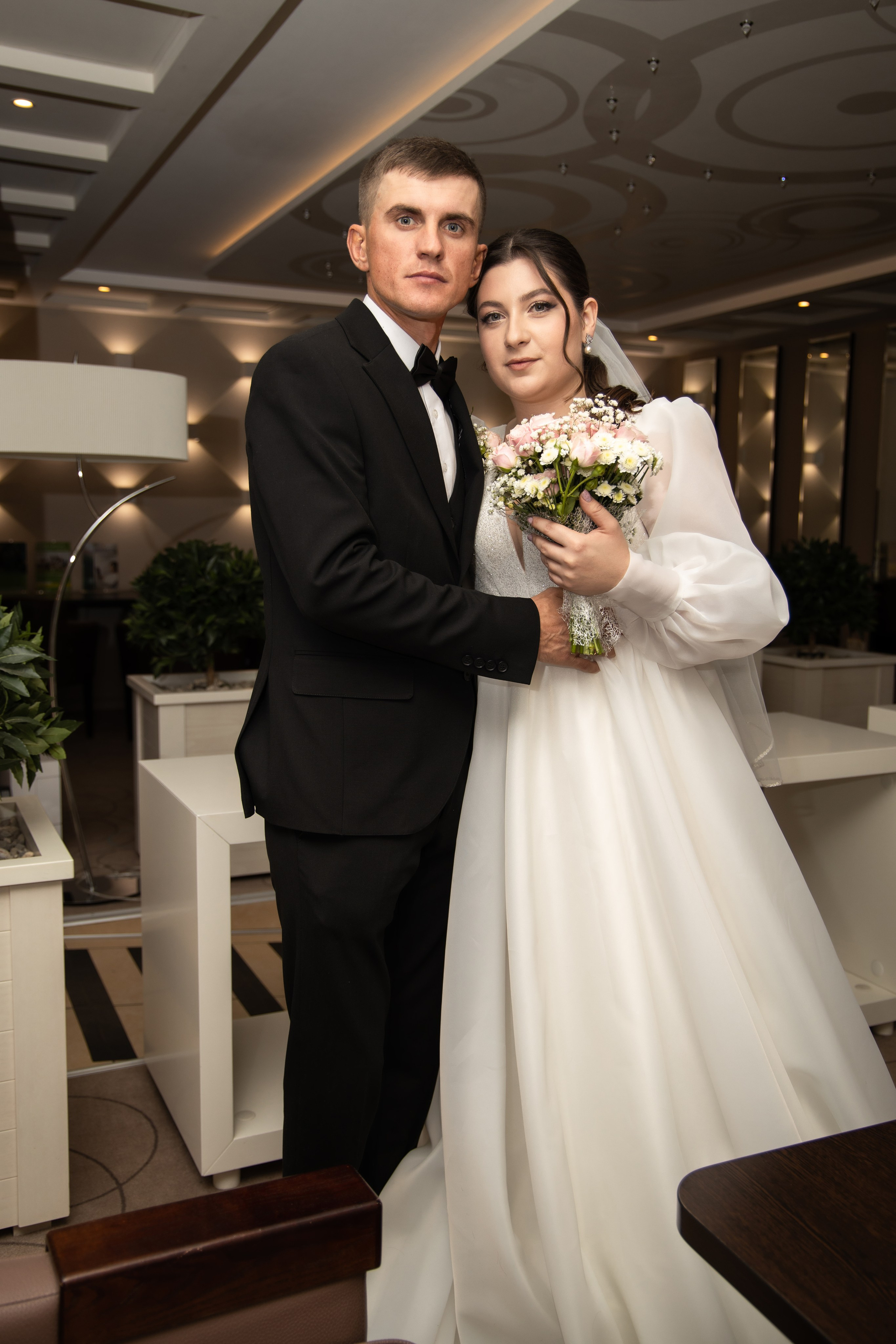 Молодожены в полный рост, невеста с букетом белых цветов. Свадебная фотосессия Астрахань.