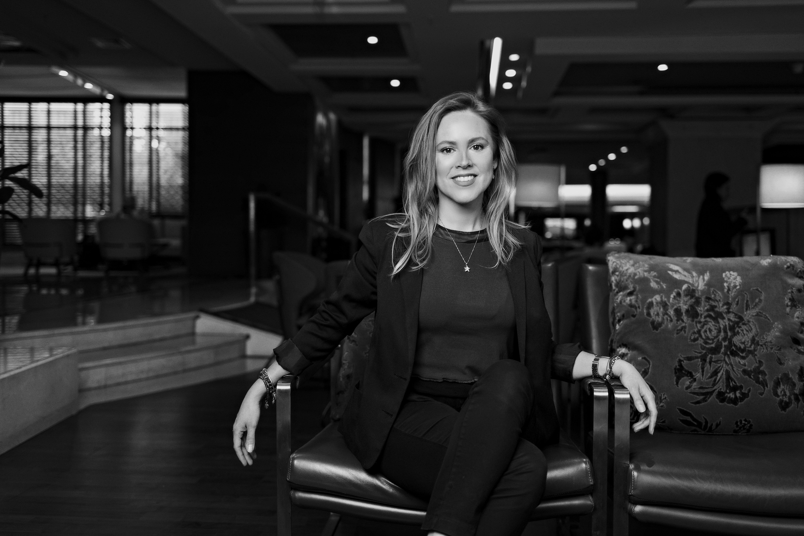 Fotografía Corporativa y Retratos Profesionales en Santiago, Chile. Retrato formal. Fotos Profesionales para LinkedIn, Empresas. Fotógrafa en Santiago, Chile | Julia Zalnova