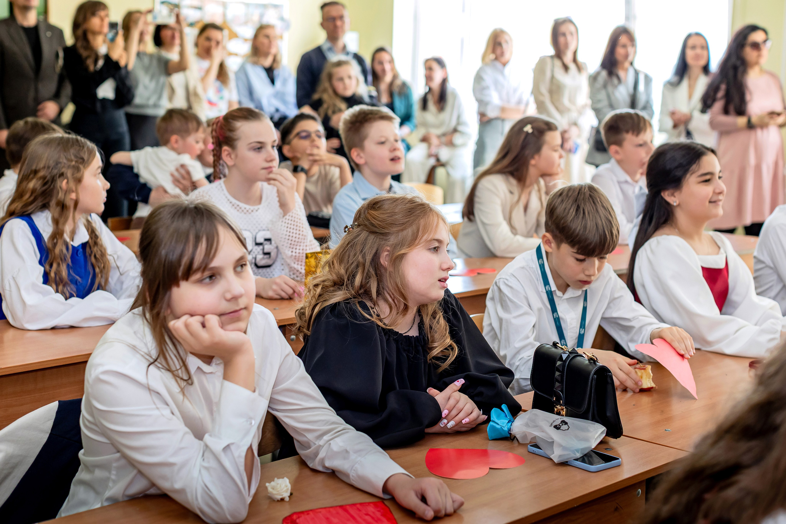 Выпускной в начальной школе в классе. Фотограф и видеограф Москва. Свадебный фотограф, видеограф. Выпускные альбомы. Оживающие альбомы