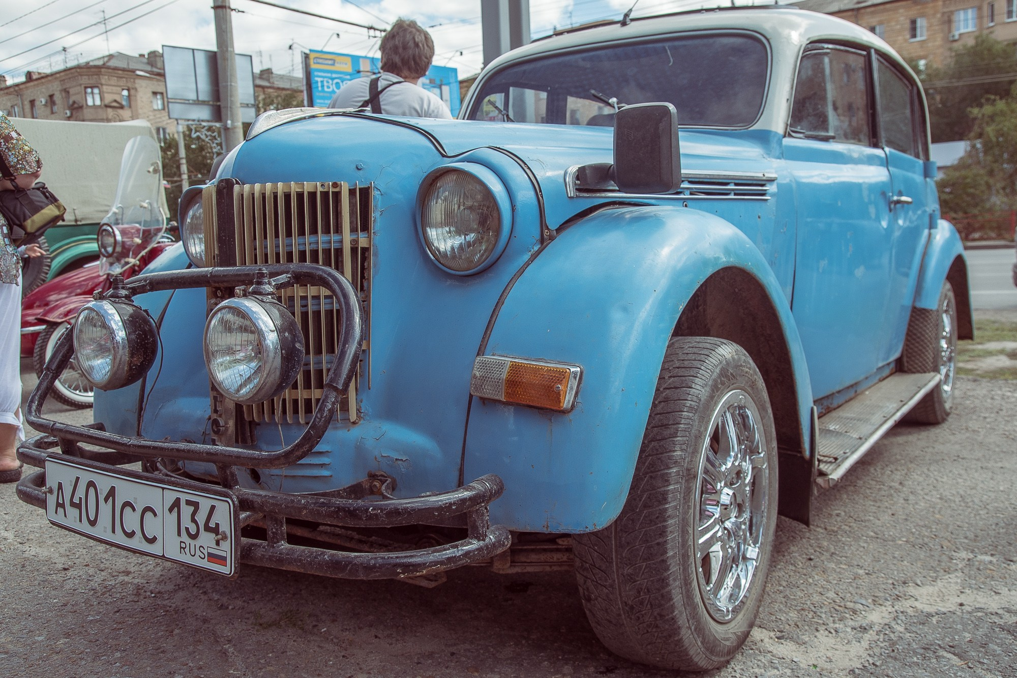 Ретро-автомобиль голубого цвета