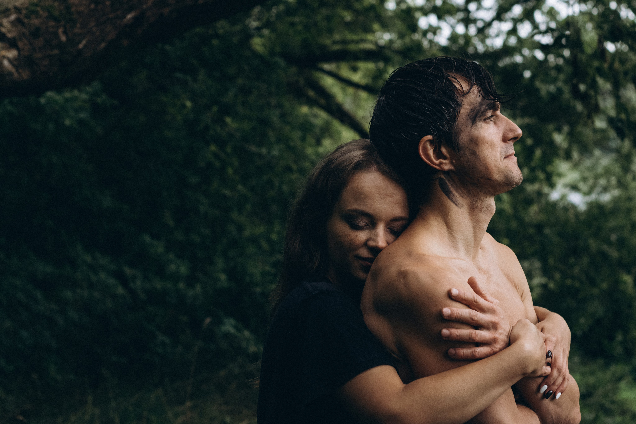 Девушка сильно обнимает парня