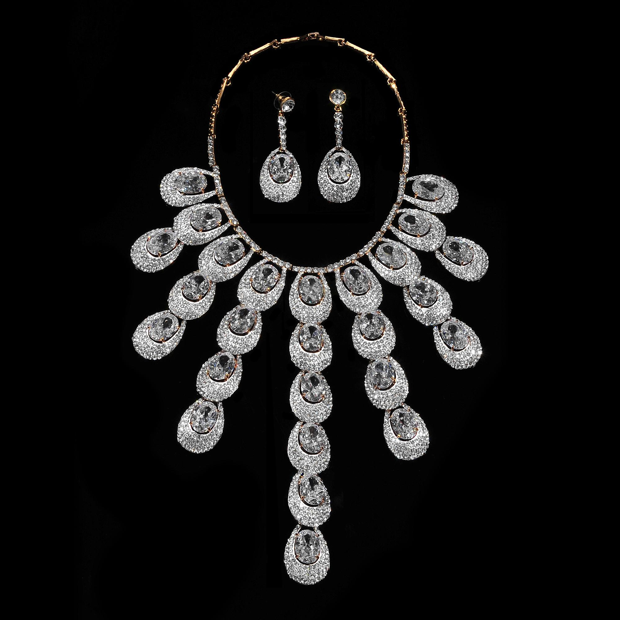 ожерелье и серьги на черном фоне