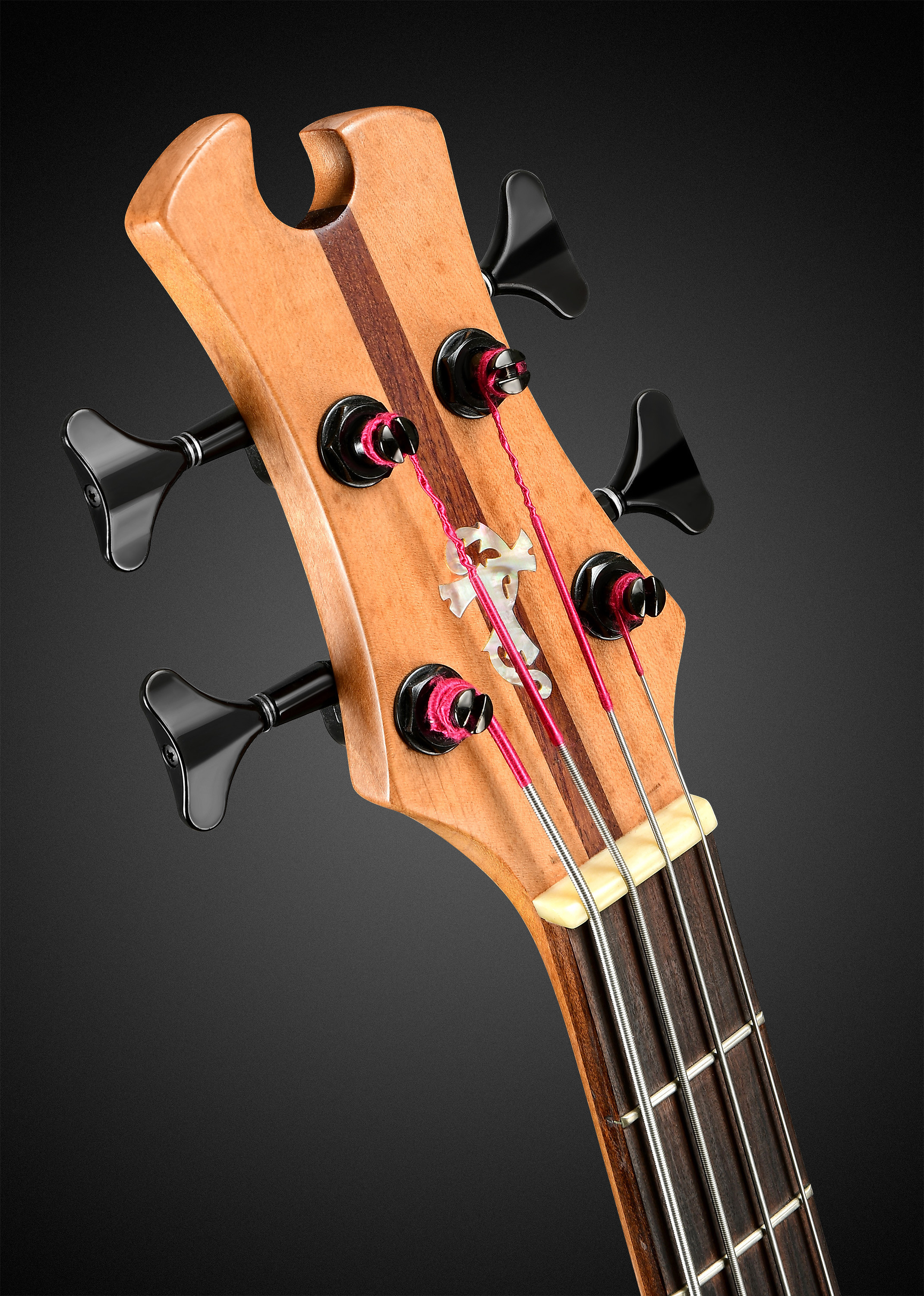 Гриф и колки мастеровой бас гитары