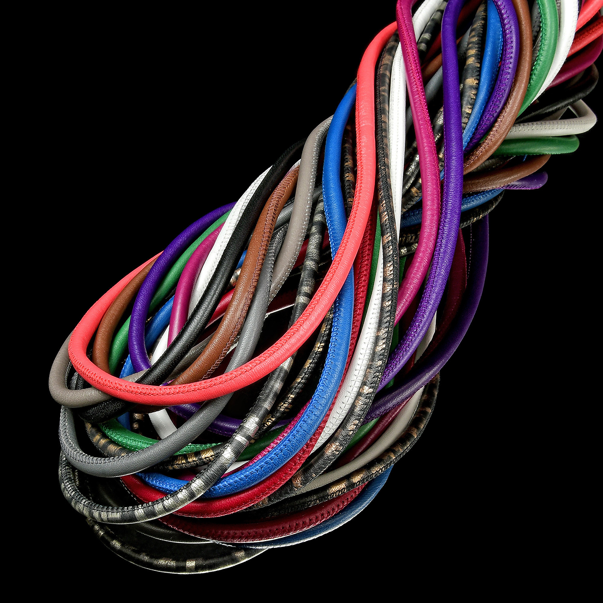 съемка шнуров на черном фоне