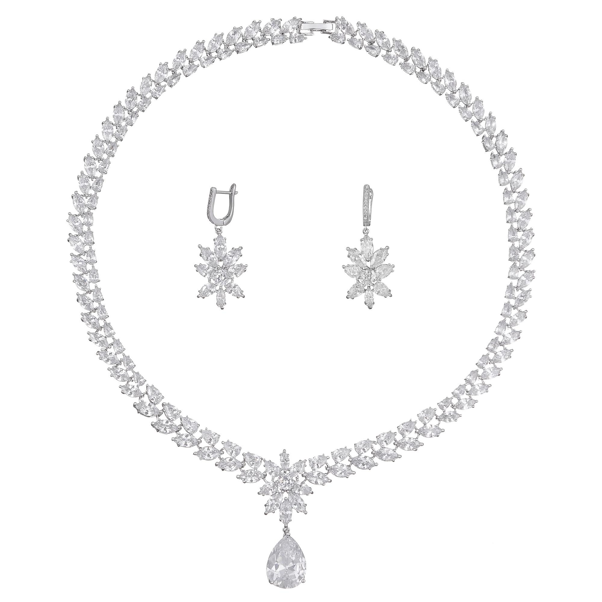 комплект украшений, ожерелье и серьги на белом фоне