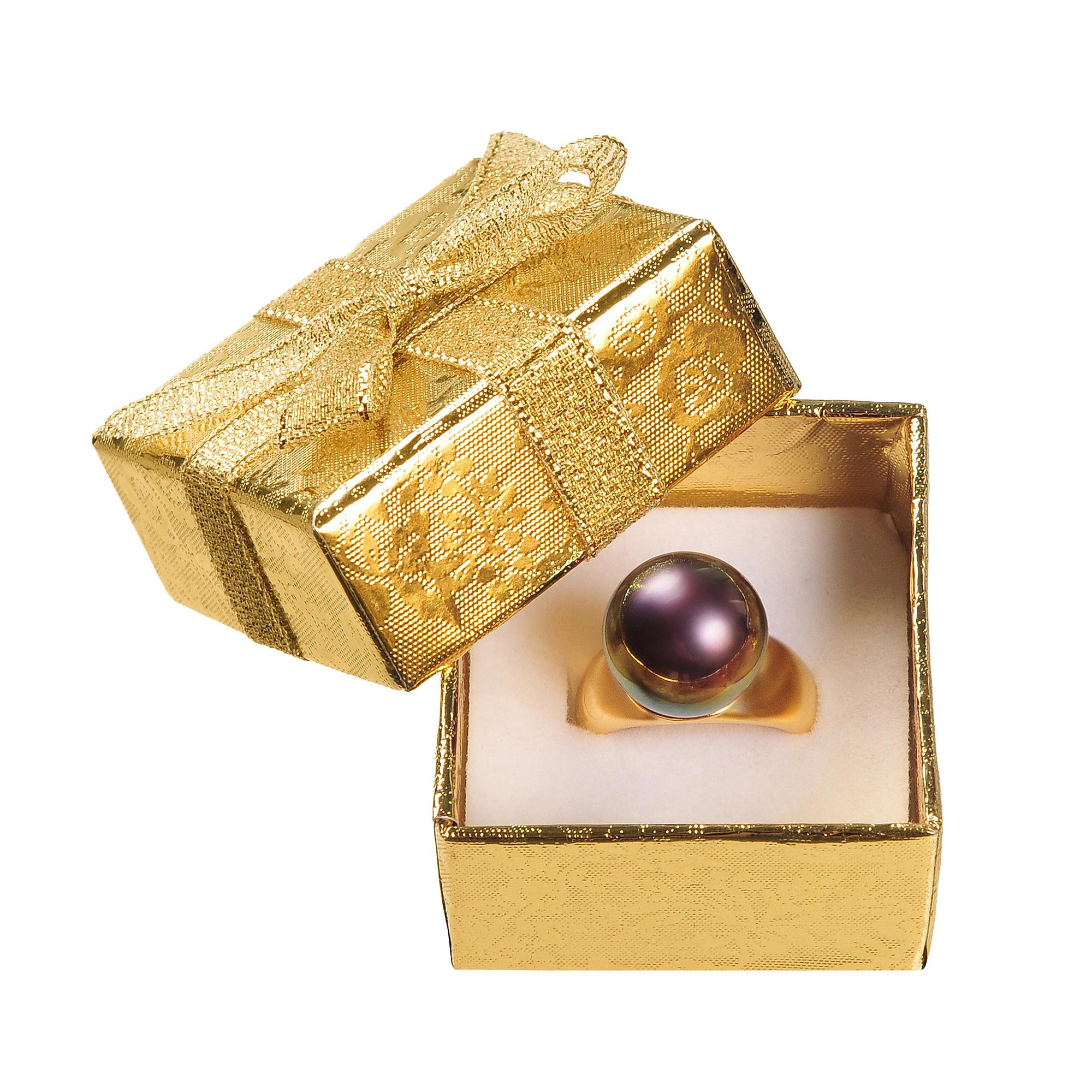 коробочка золотого цвета с украшением